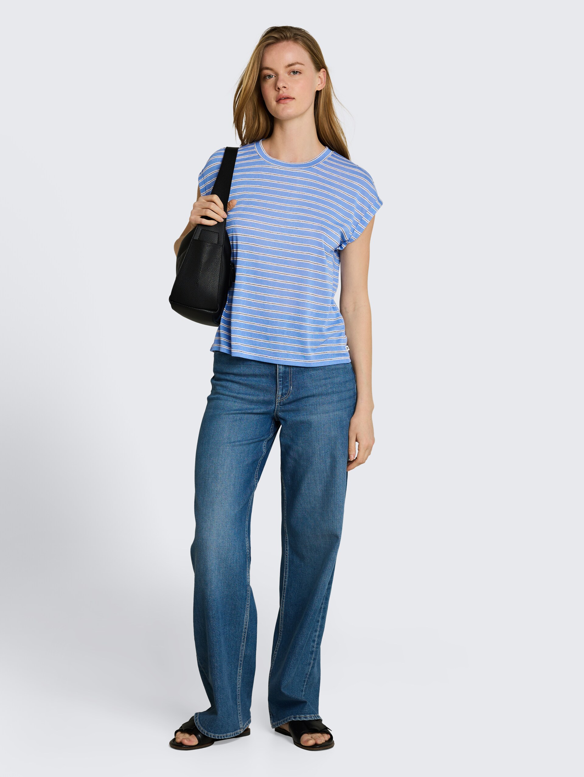 T-shirt met streepjesmotief - blue white black stripe - Model vooraanzicht