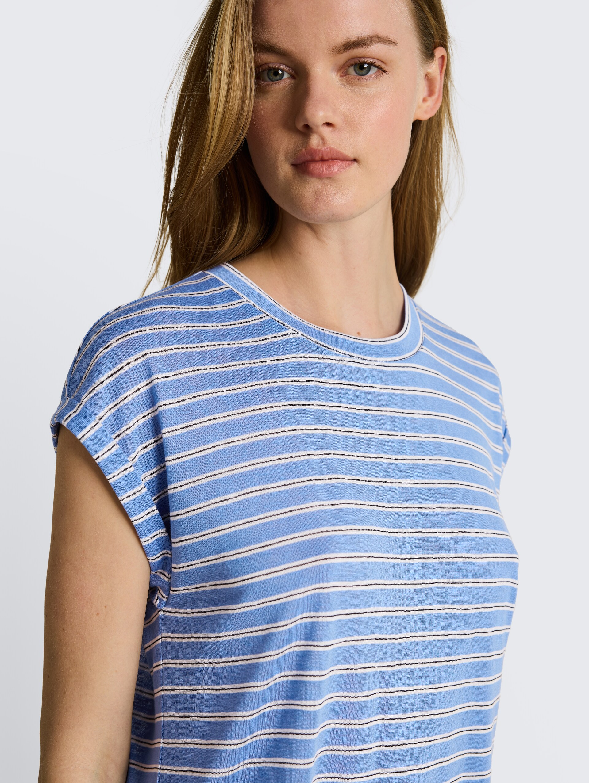 T-shirt met streepjesmotief - blue white black stripe - Detailaanzicht model