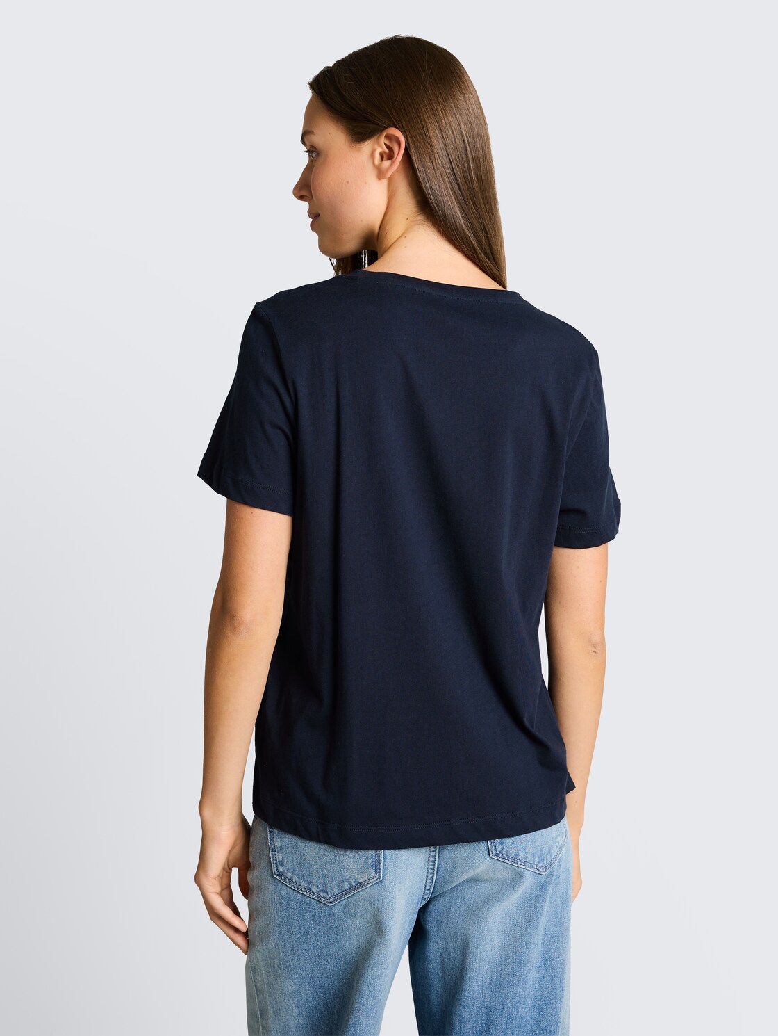 T-Shirt mit Print - sky captain blue - Auschnitt Model-Rückansicht