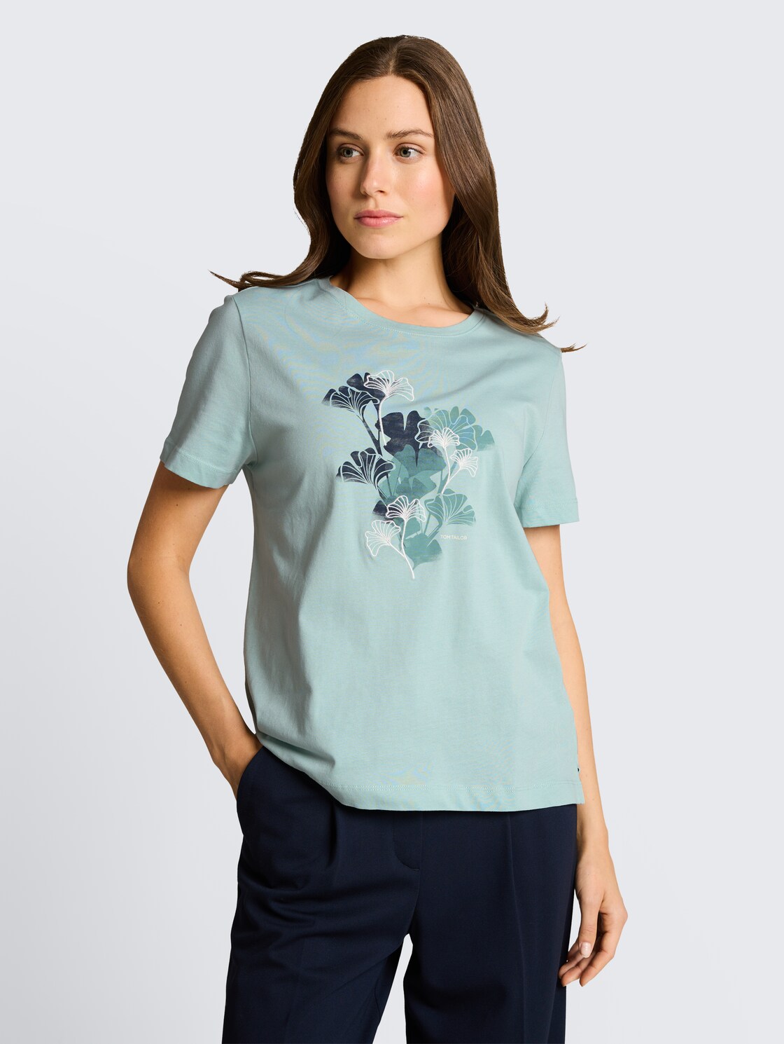 T-shirt with print - blue haze - Neckline model front view