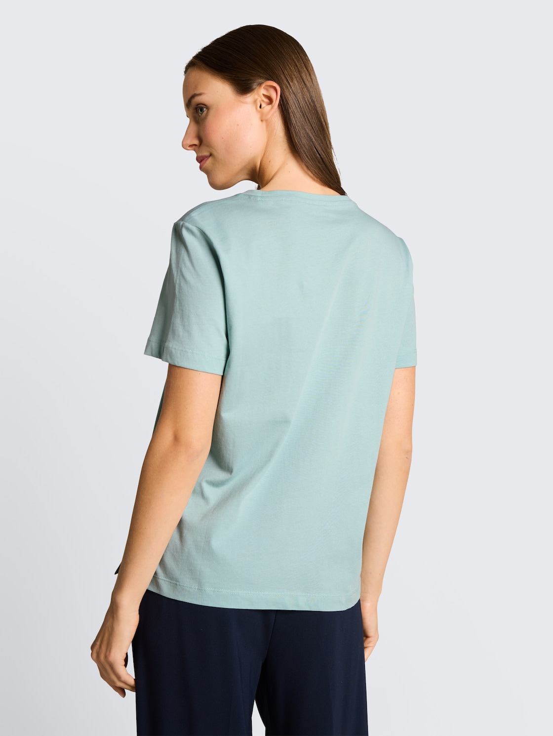 T-shirt with print - blue haze - Neckline model-back view