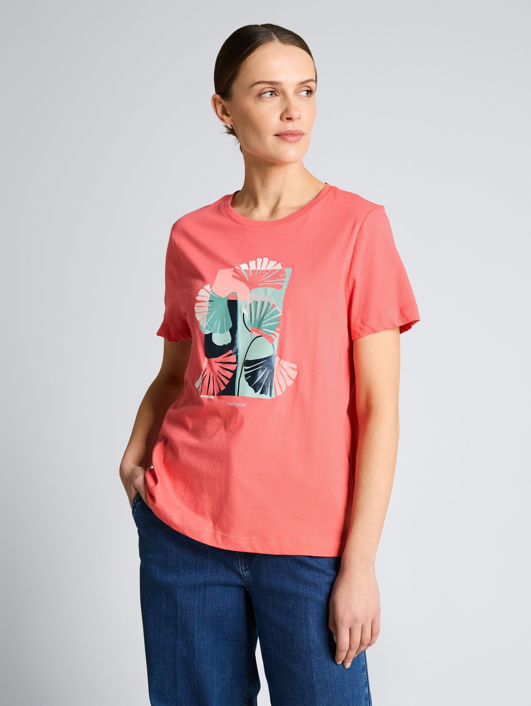 T-shirt with print - soft coral pink - Neckline model front view