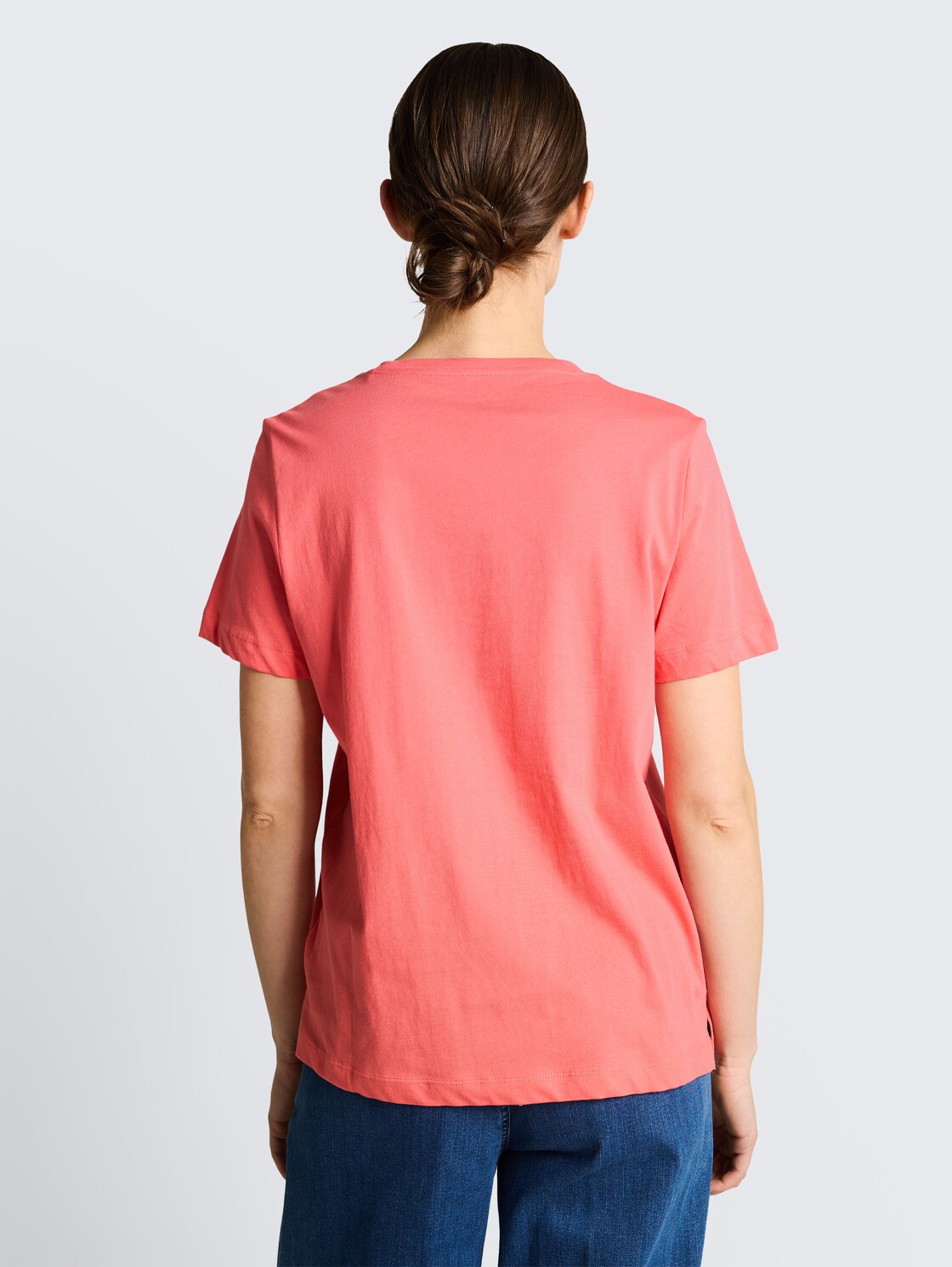 T-Shirt mit Print - soft coral pink - Auschnitt Model-Rückansicht