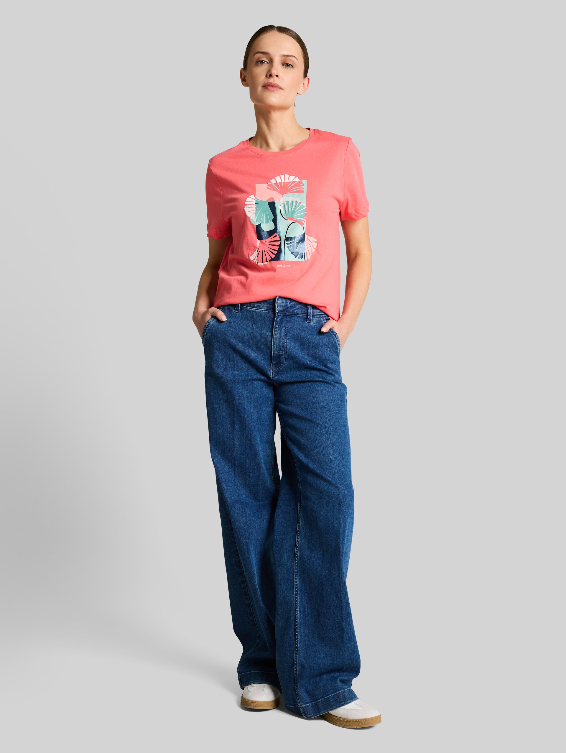 T-shirt with print - soft coral pink - Model front view