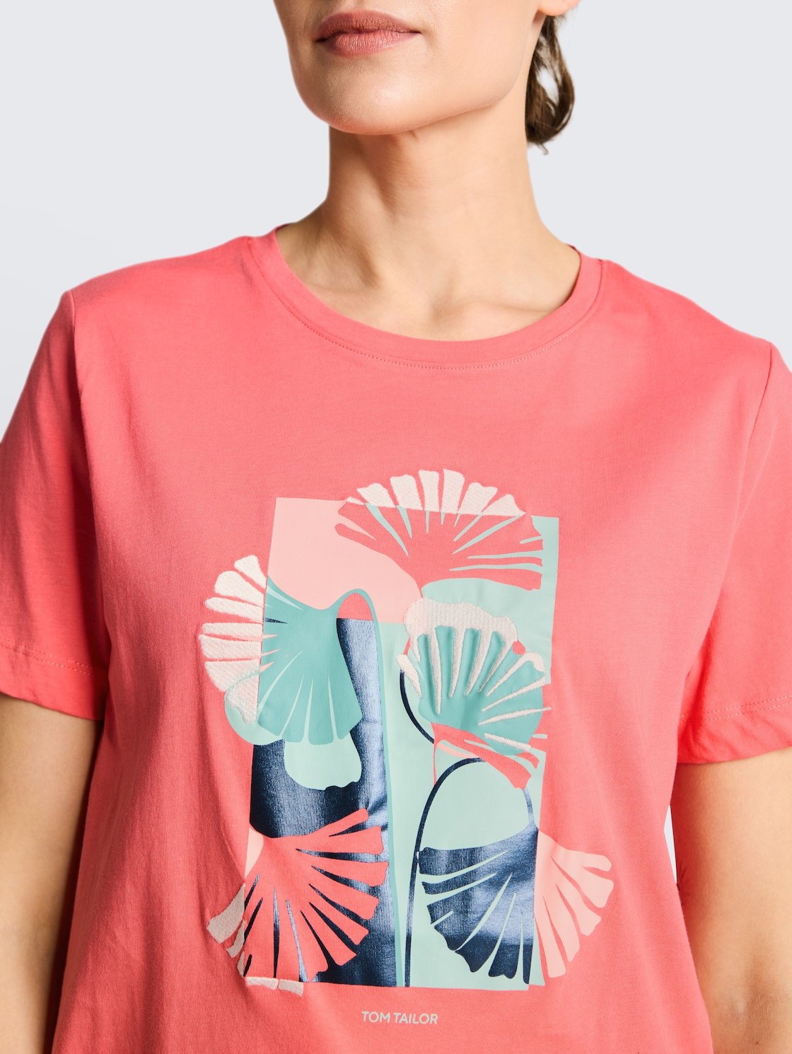 T-Shirt mit Print - soft coral pink - Detail-Model-Ansicht
