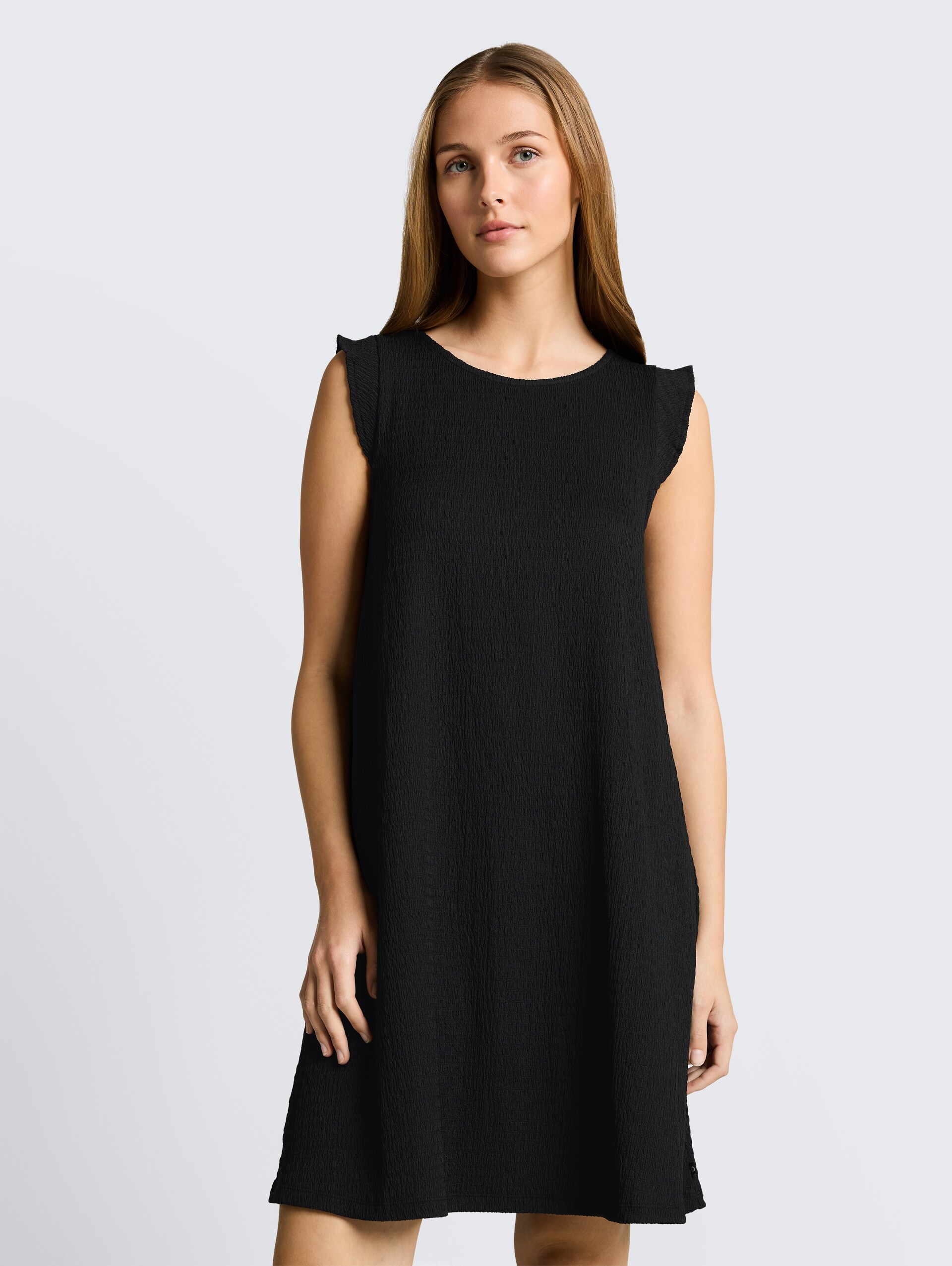 Crinkle mini-jurk met volantmouwen - deep black - Model vooraanzicht