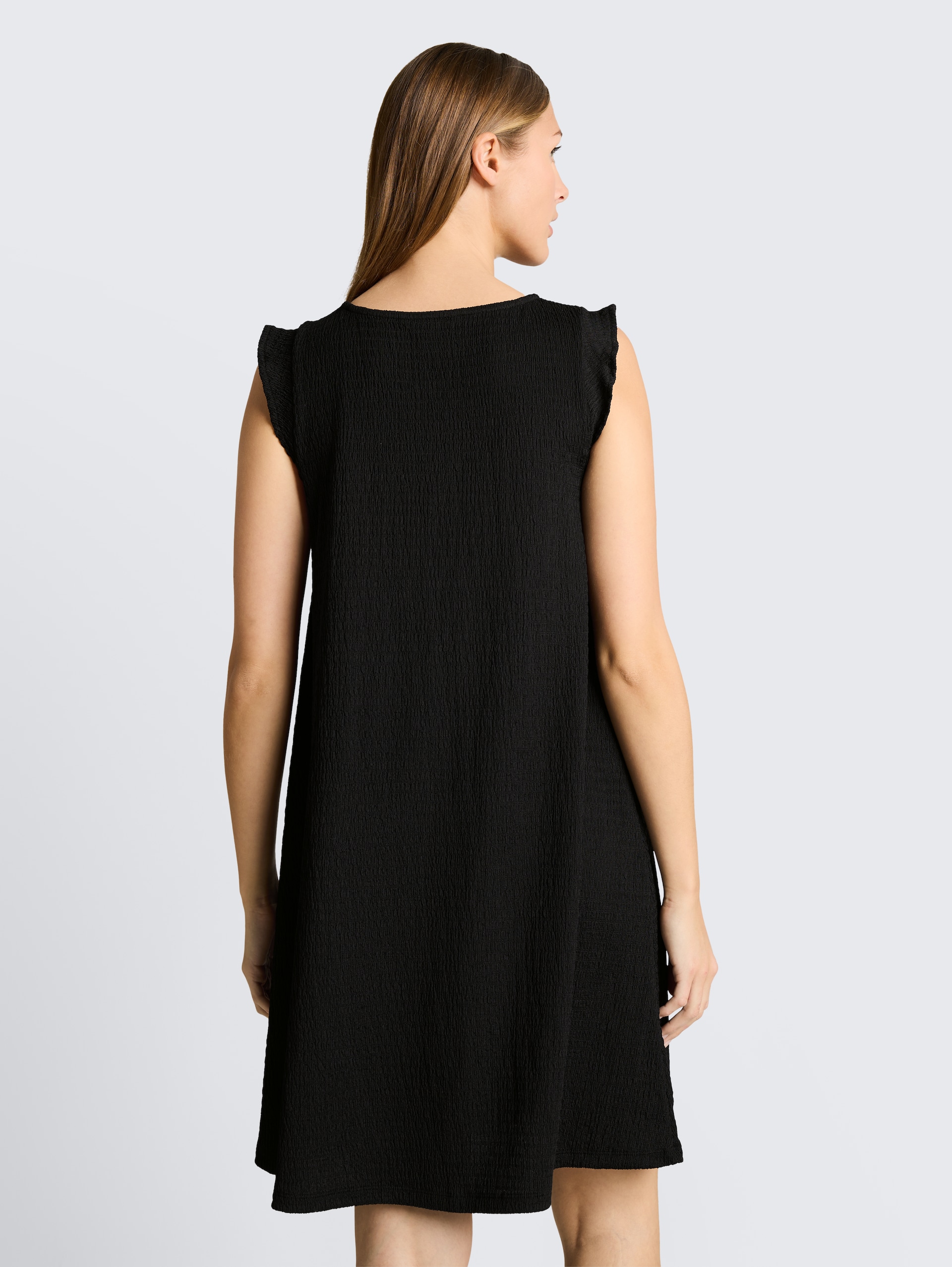 Crinkle mini-jurk met volantmouwen - deep black - Model-achteraanzicht