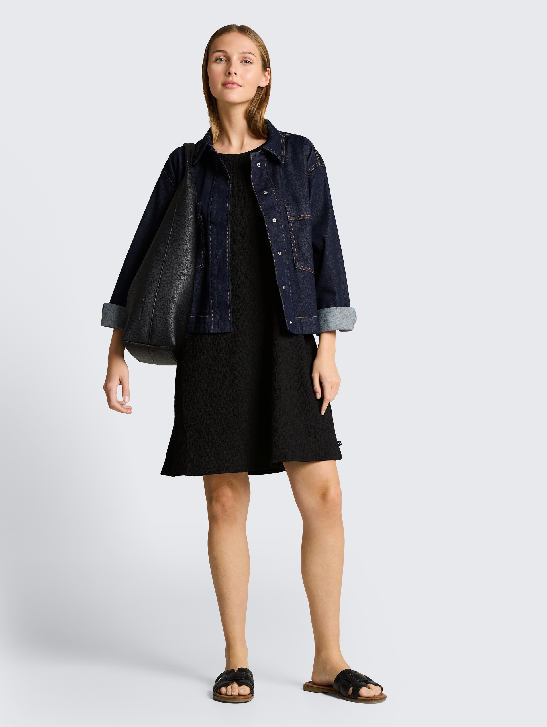 Crinkle mini-jurk met volantmouwen - deep black - zijaanzicht model