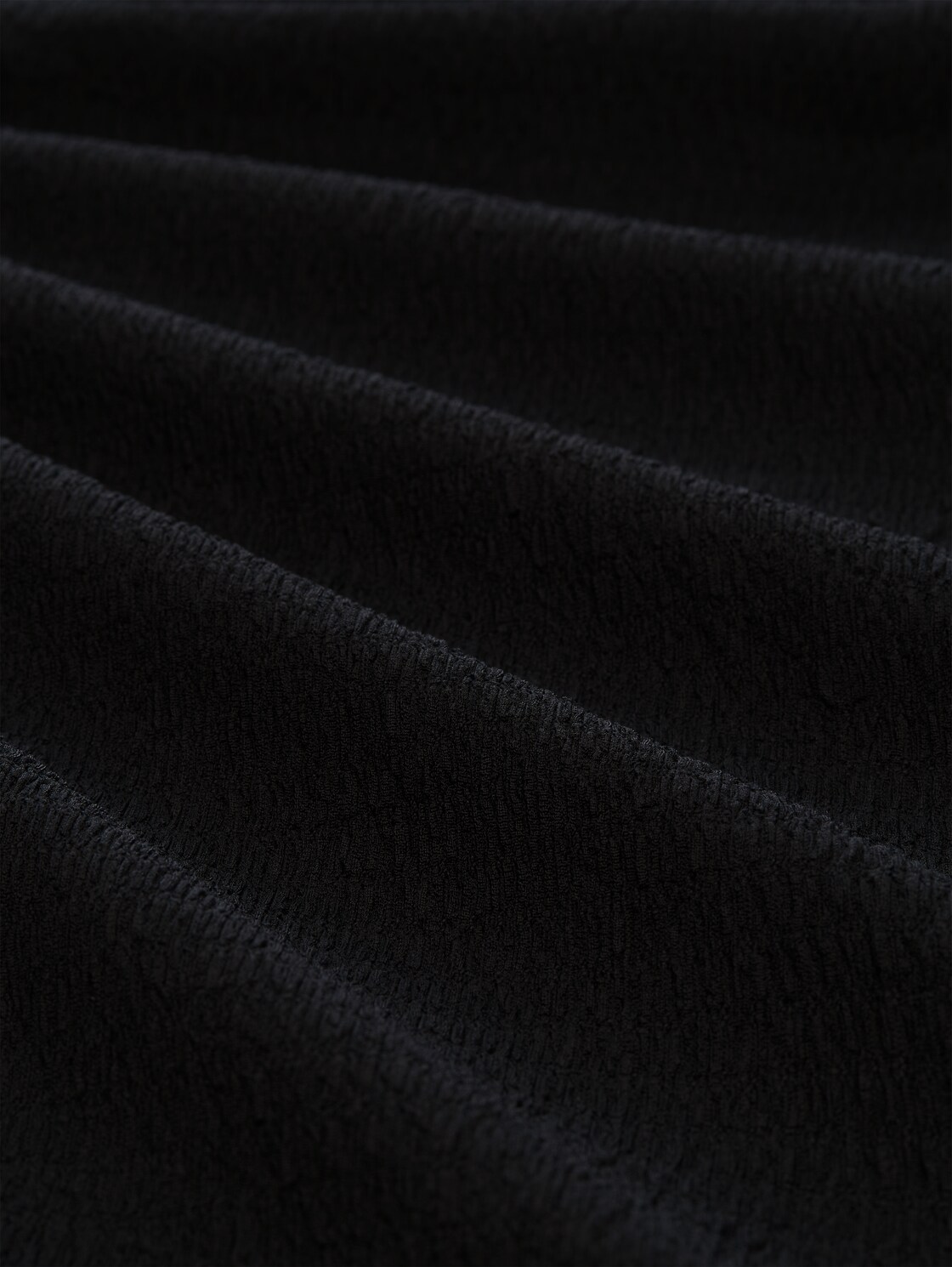 Crinkle Mini-Kleid mit Volantärmeln - deep black - Material-Ansicht