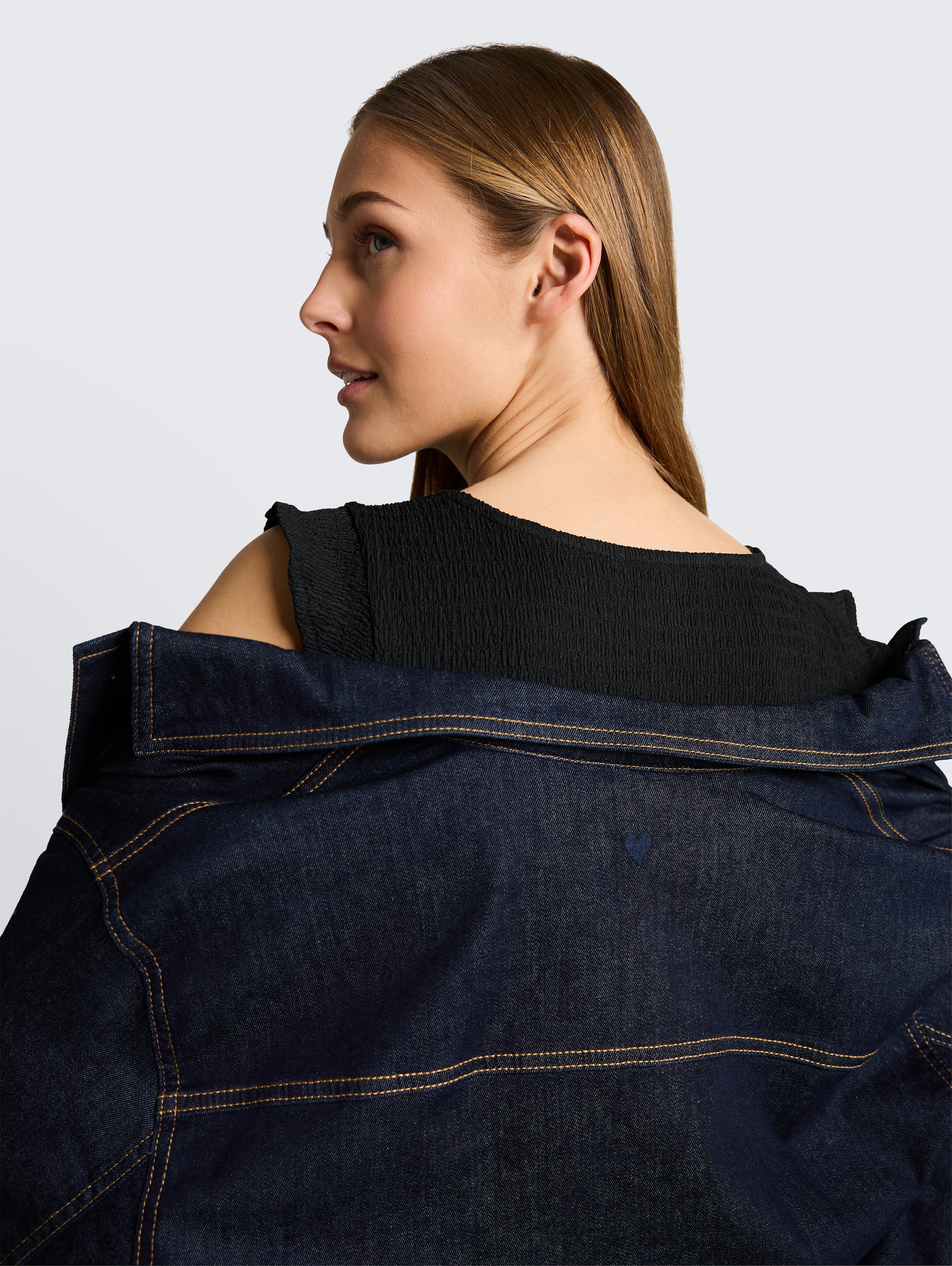 Crinkle mini-jurk met volantmouwen - deep black - Detailaanzicht model
