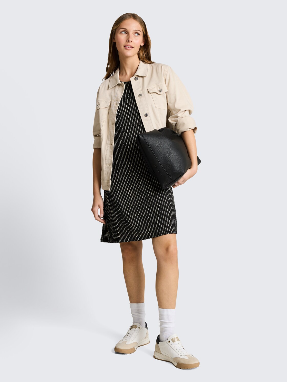 Crinkle Mini-Kleid mit Volantärmeln - black beige stripe - seitliche Model-Ansicht