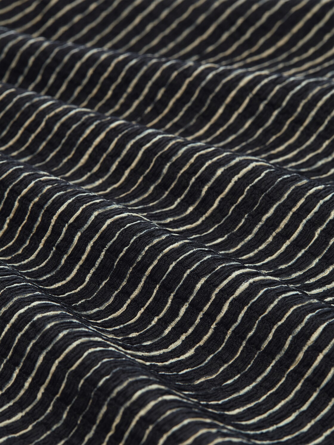 Crinkle Mini-Kleid mit Volantärmeln - black beige stripe - Material-Ansicht