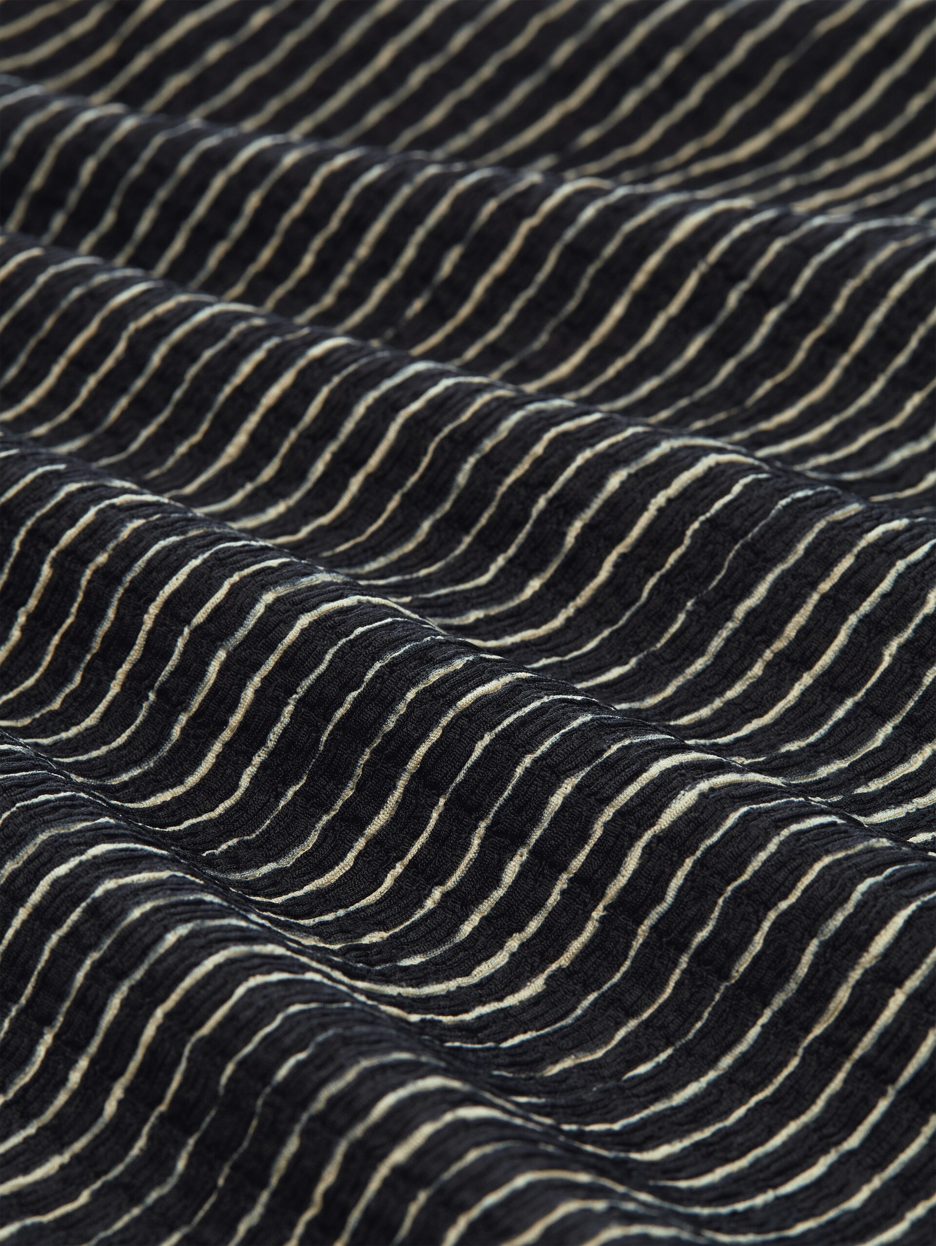 Crinkle Mini-Kleid mit Volantärmeln - black beige stripe - Material-Ansicht