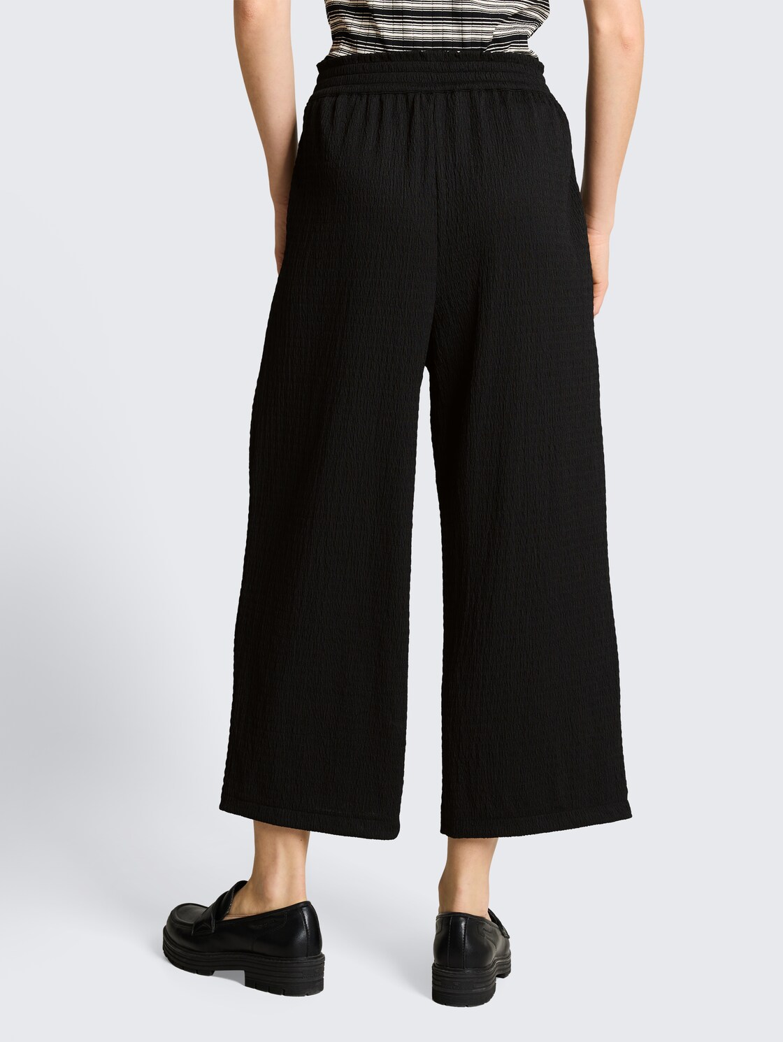Crinkle Culottes - deep black - Neckline model-back view