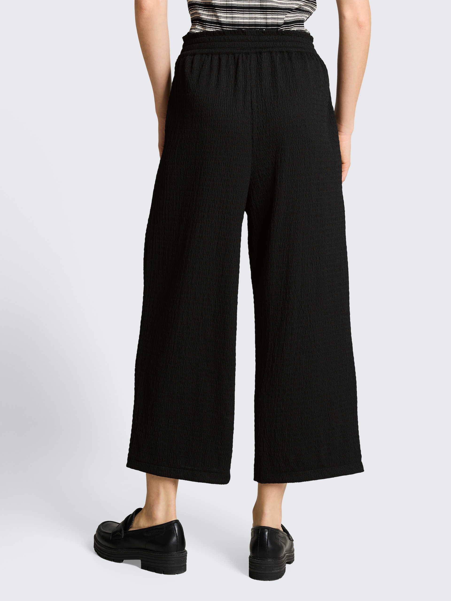 Crinkle Culotte Hose - deep black - Auschnitt Model-Rückansicht