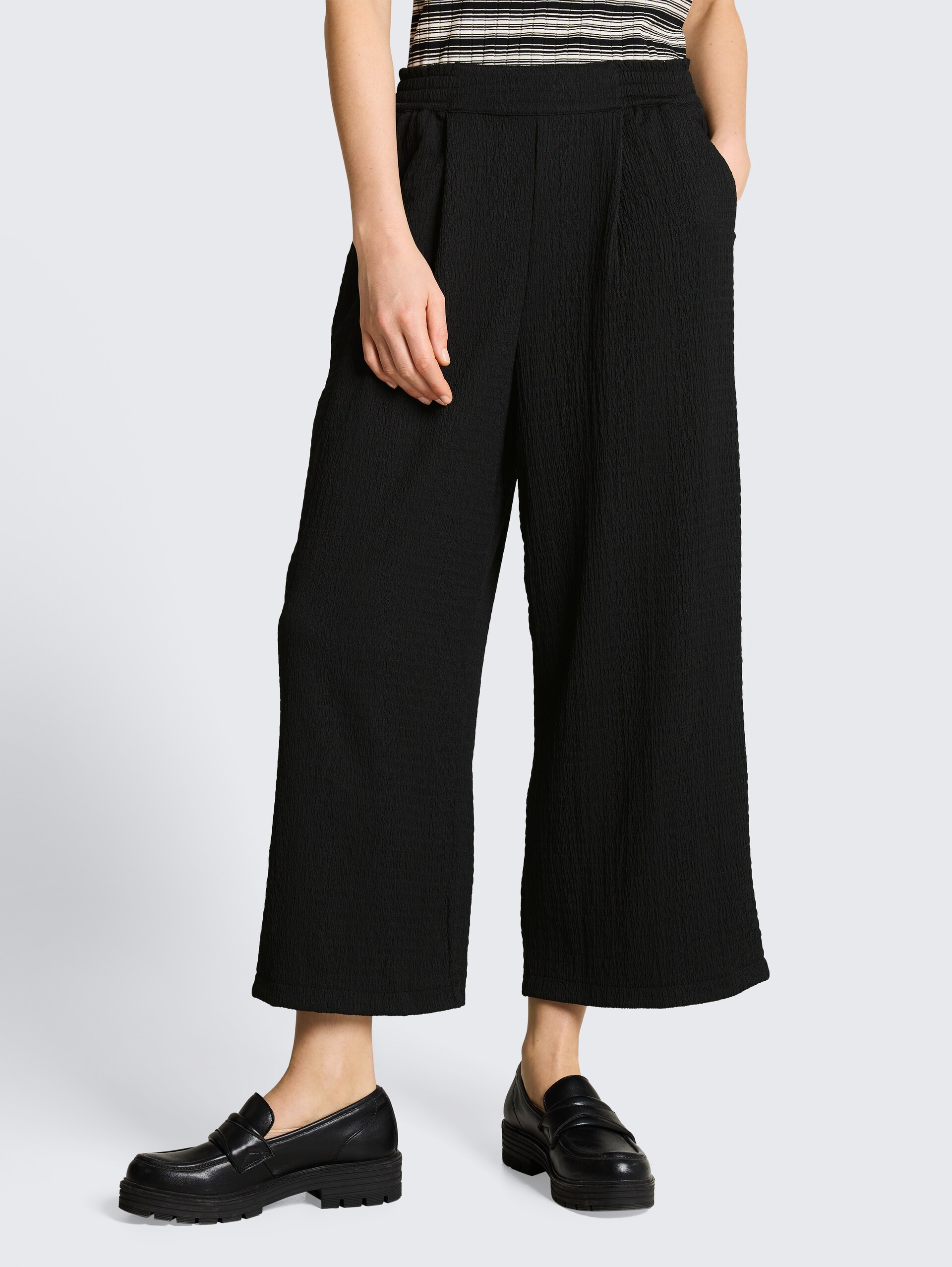 Crinkle Culotte Hose - deep black - Ausschnitt Model-Vorderansicht