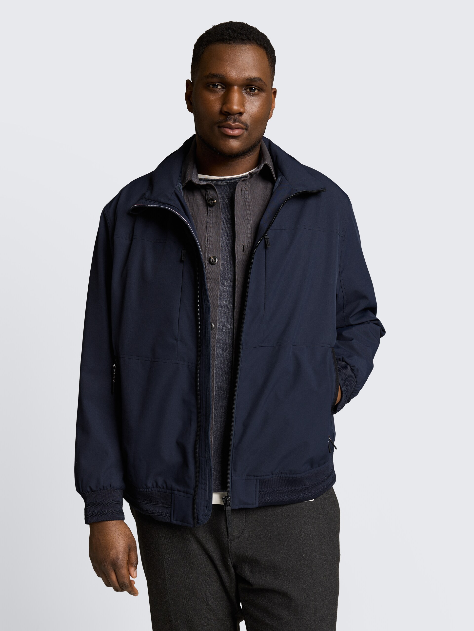 Plus Size - Blouson Jacke mit verstaubarer Kapuze - sky captain blue - Model-Vorderansicht