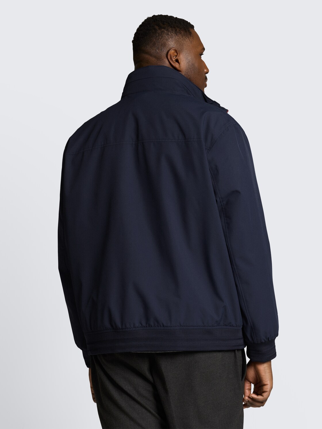 Plus Size - Blouson Jacke mit verstaubarer Kapuze - sky captain blue - Model-Rückansicht