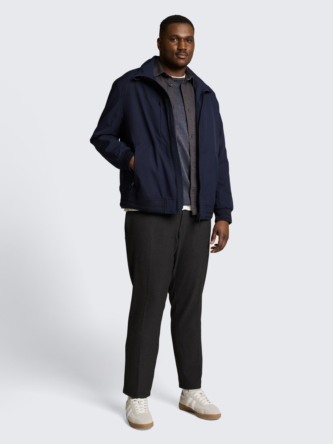 Plus Size - Blouson Jacke mit verstaubarer Kapuze - sky captain blue - seitliche Model-Ansicht