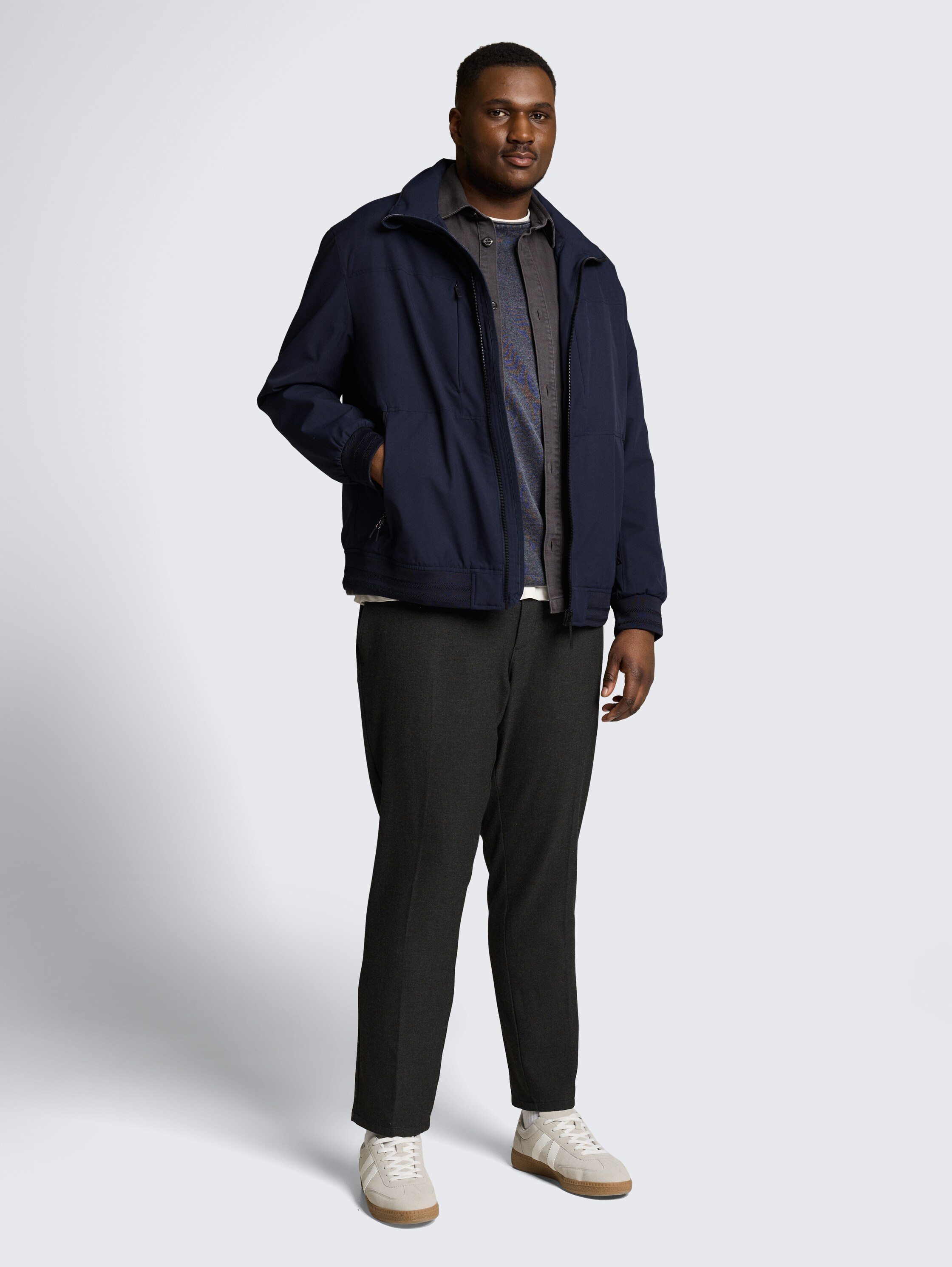 Plus Size - Blouson Jacke mit verstaubarer Kapuze - sky captain blue - seitliche Model-Ansicht