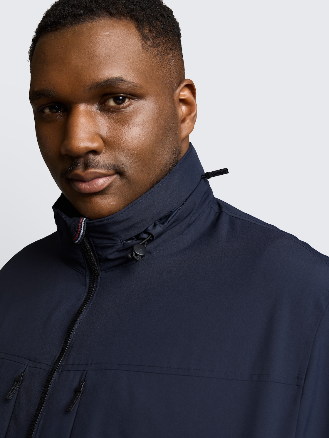 Plus Size - Blouson Jacke mit verstaubarer Kapuze - sky captain blue - Detail-Model-Ansicht