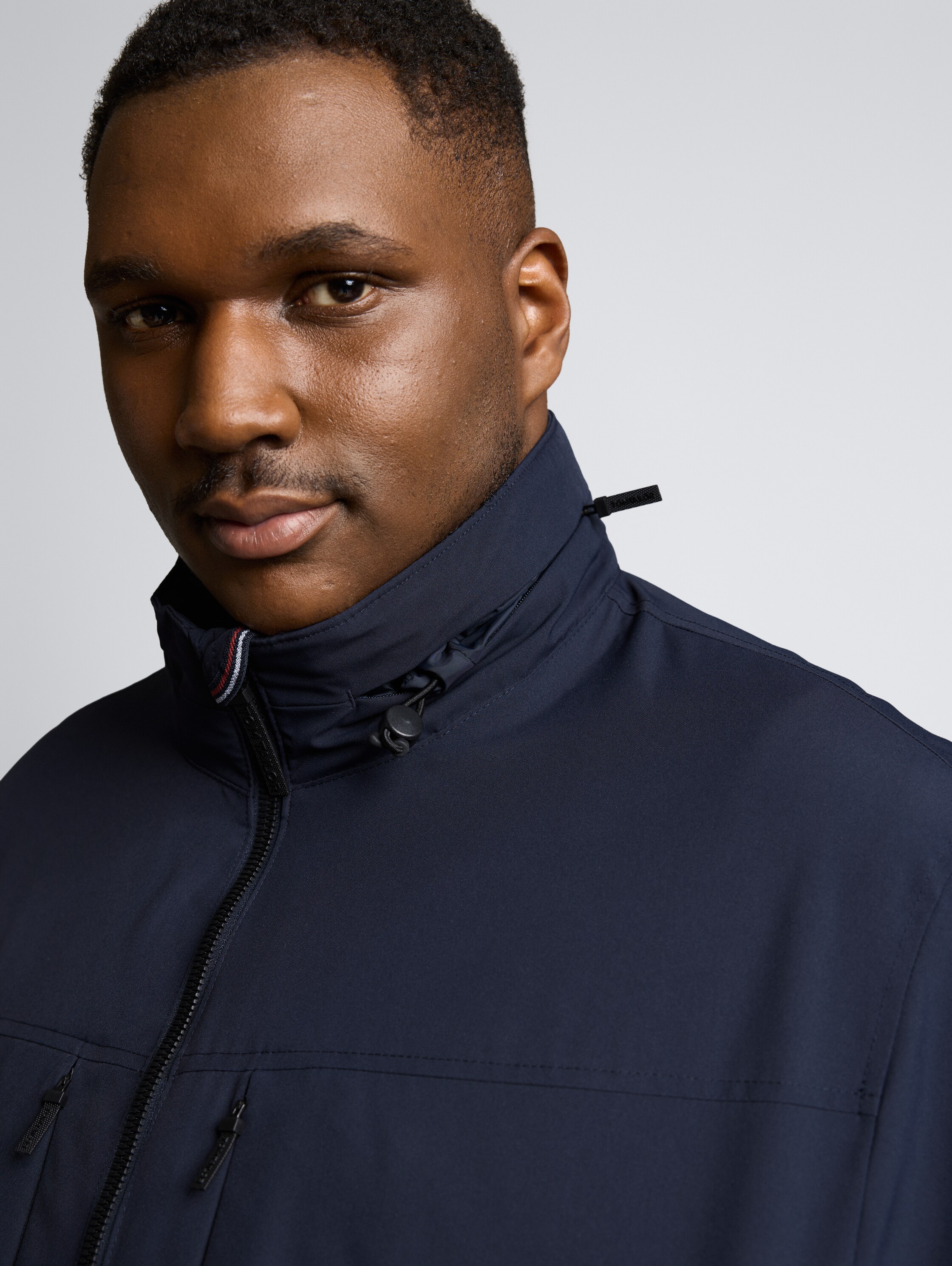 Plus Size - Blouson Jacke mit verstaubarer Kapuze - sky captain blue - Detail-Model-Ansicht