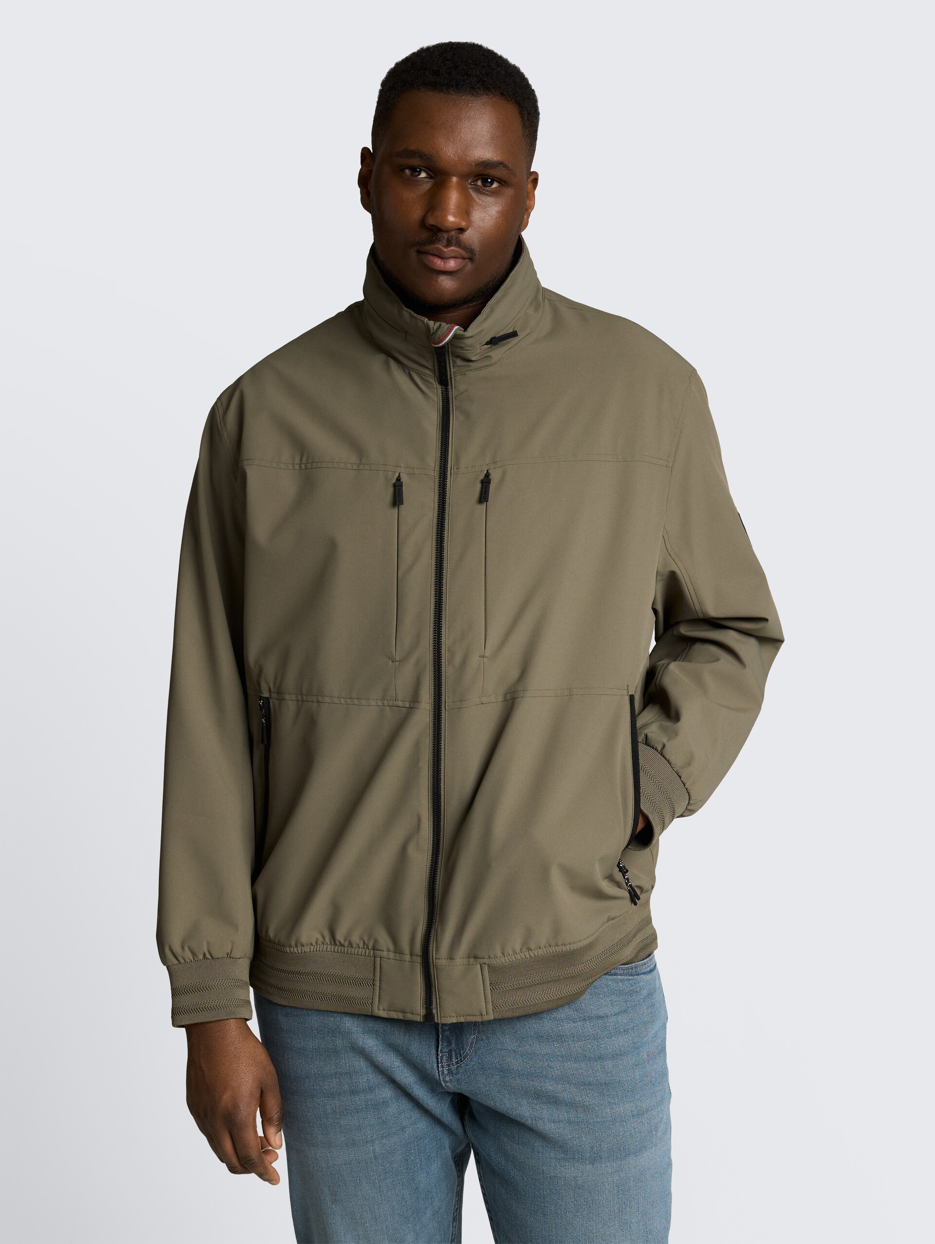 Plus Size - Blouson Jacke mit verstaubarer Kapuze - faded leaf green - Model-Vorderansicht