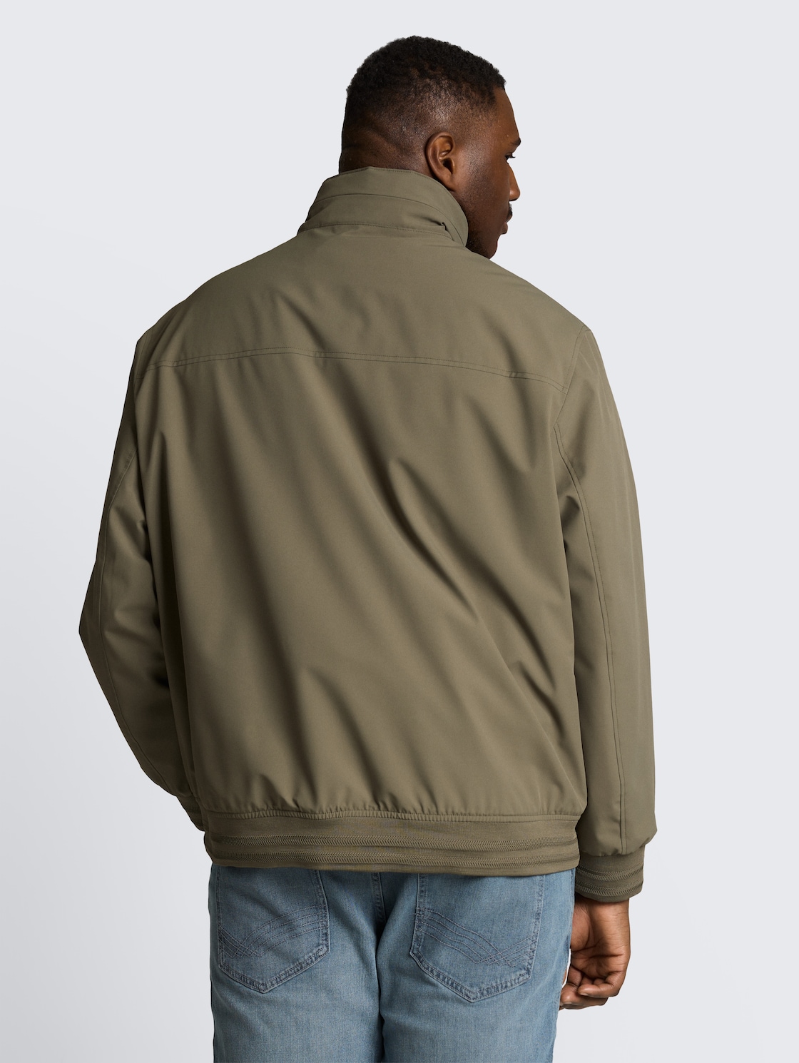 Plus Size - Blouson Jacke mit verstaubarer Kapuze - faded leaf green - Model-Rückansicht