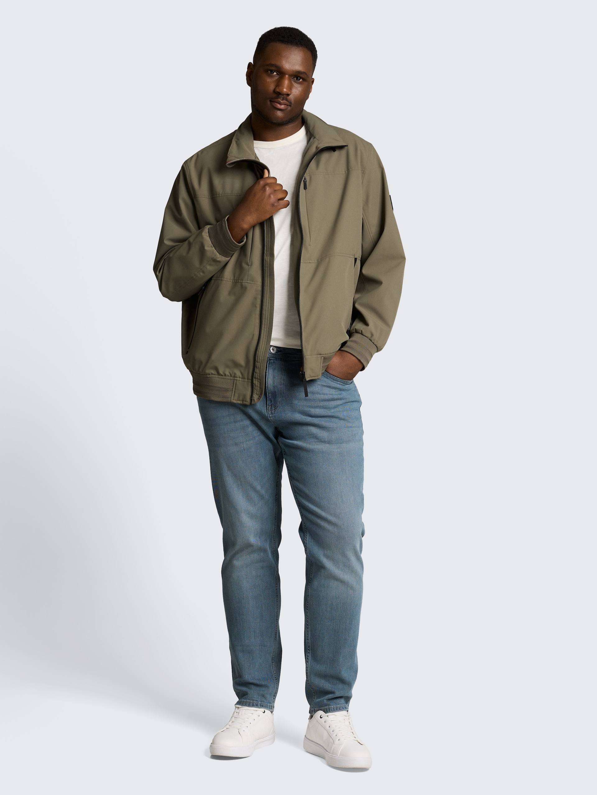 Plus Size - Blouson Jacke mit verstaubarer Kapuze - faded leaf green - seitliche Model-Ansicht