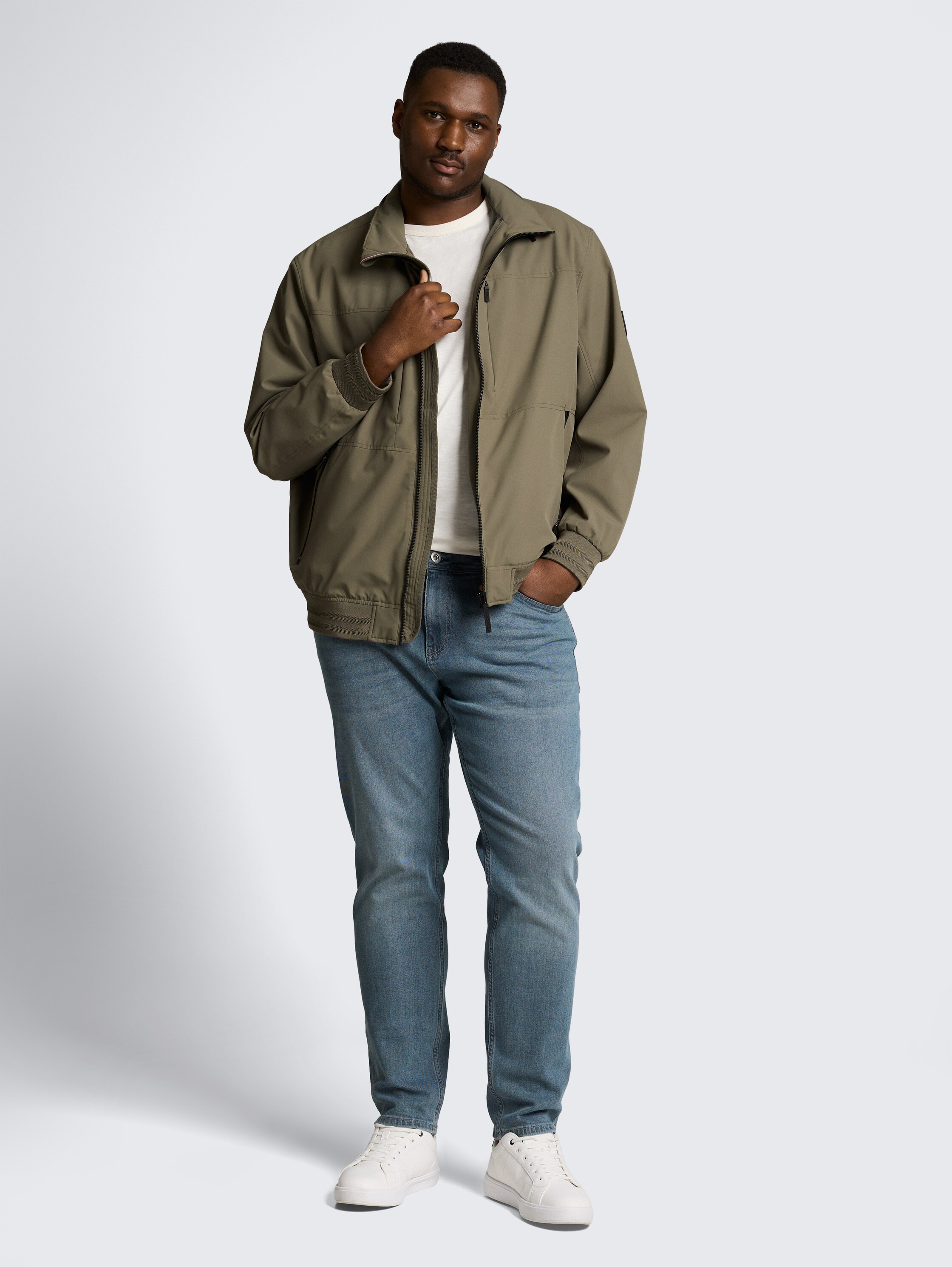 Plus Size - Blouson Jacke mit verstaubarer Kapuze - faded leaf green - seitliche Model-Ansicht