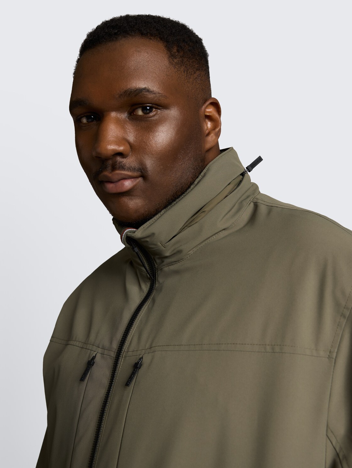 Plus Size - Blouson Jacke mit verstaubarer Kapuze - faded leaf green - Detail-Model-Ansicht