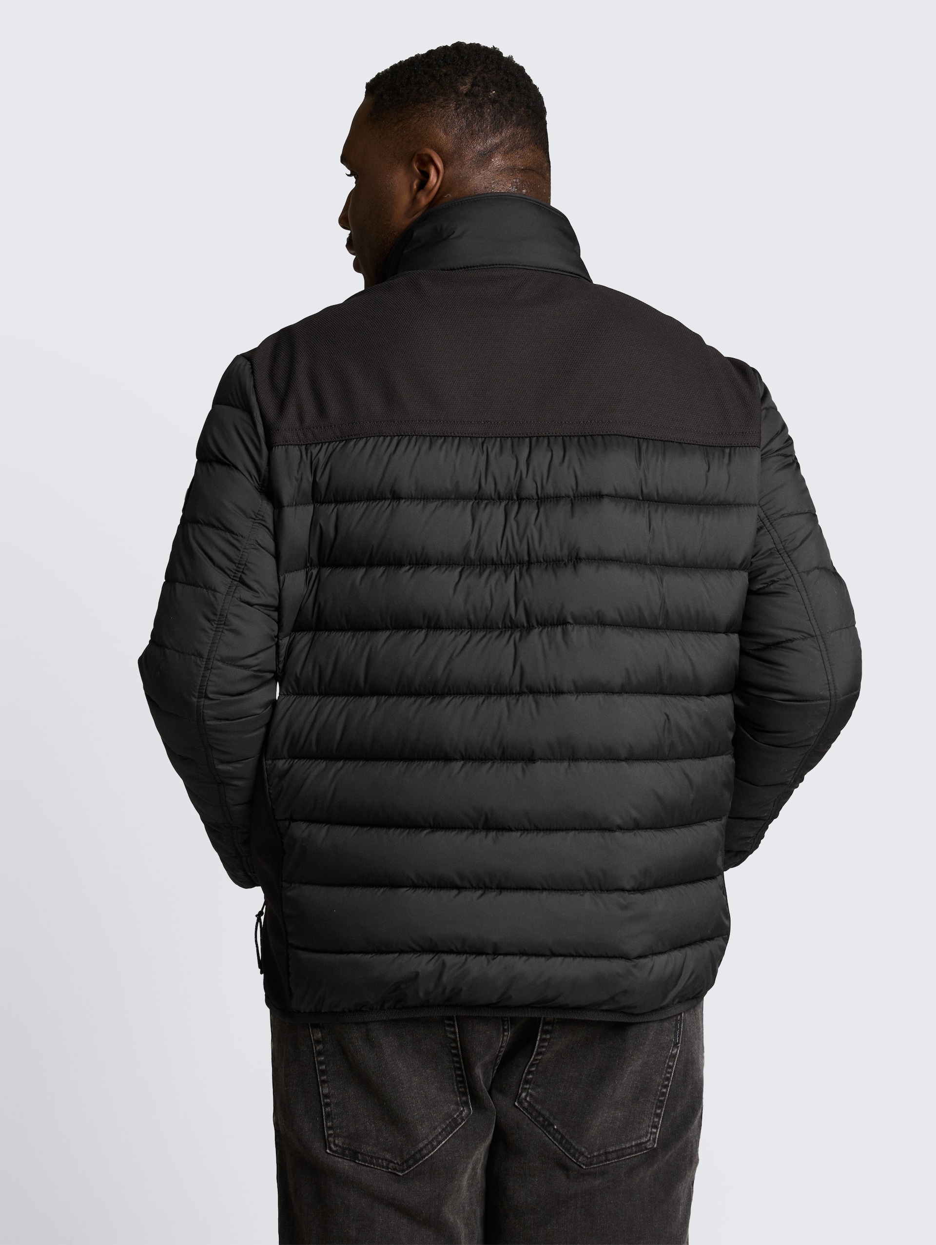 Plus Size - Hybrid Steppweste mit Stehkragen - Black - Model-Rückansicht