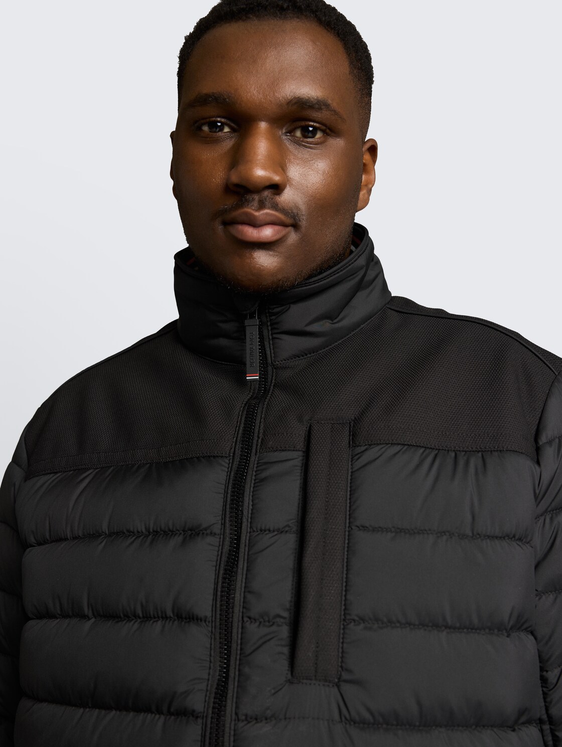 Plus Size - Hybrid Steppweste mit Stehkragen - Black - Detail-Model-Ansicht