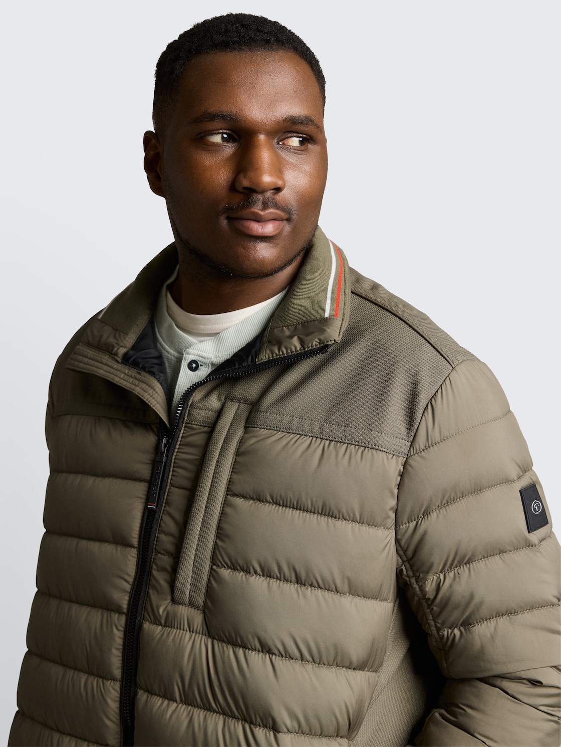 Plus Size - Hybrid Steppweste mit Stehkragen - faded leaf green - Detail-Model-Ansicht