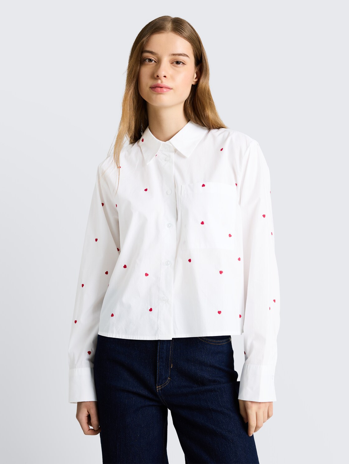 Boxy Fit Hemdbluse mit Stickereien - white red heart embroidery - Ausschnitt Model-Vorderansicht