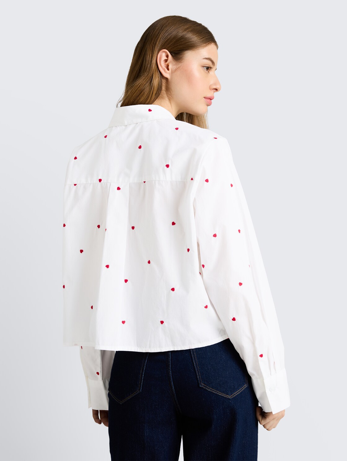 Boxy Fit Hemdbluse mit Stickereien - white red heart embroidery - Auschnitt Model-Rückansicht