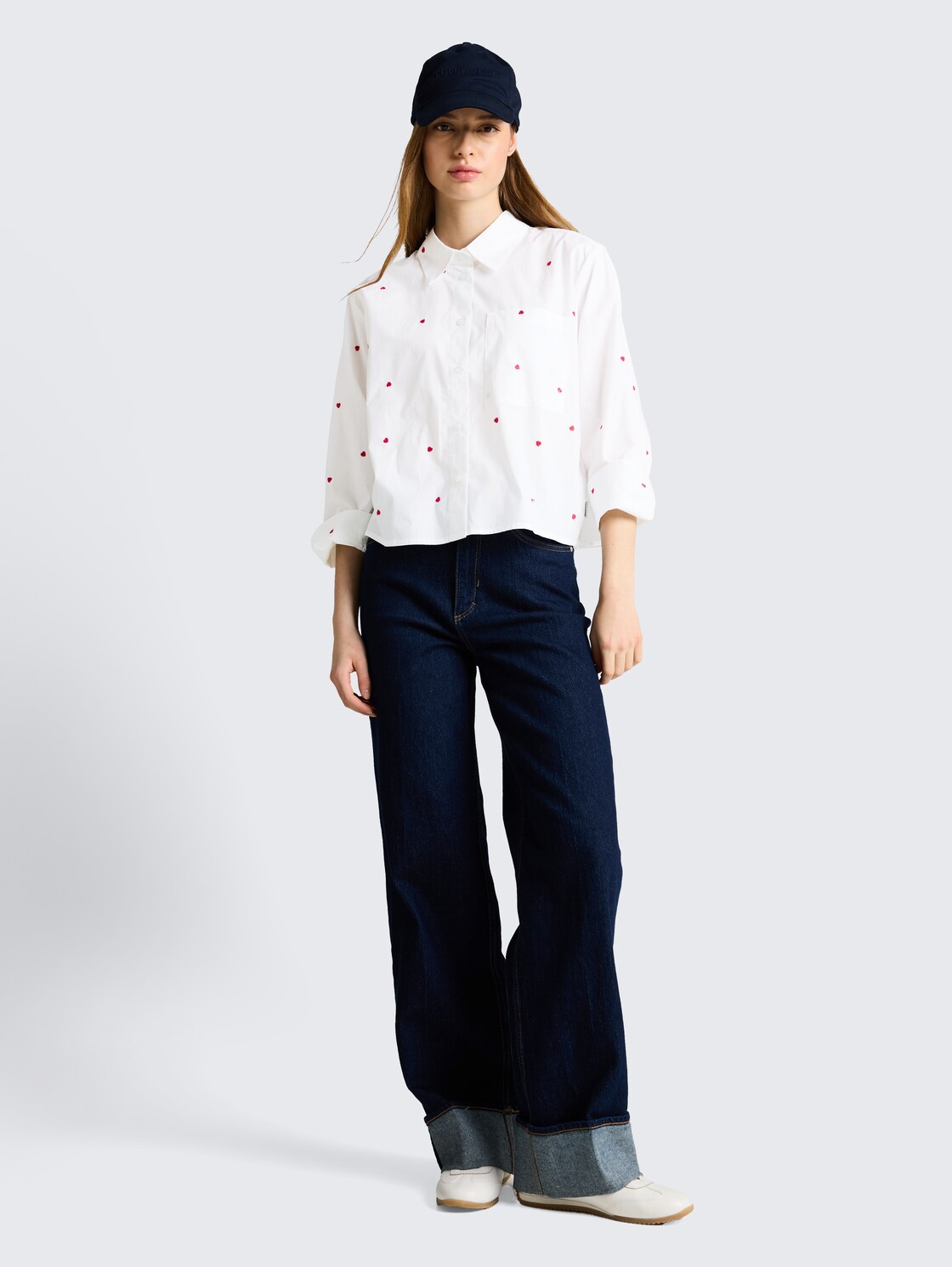 Boxy Fit Hemdbluse mit Stickereien - white red heart embroidery - Model-Vorderansicht