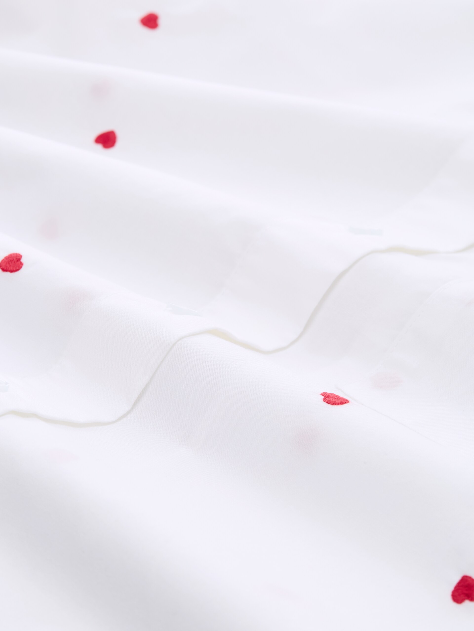 Boxy Fit Hemdbluse mit Stickereien - white red heart embroidery - Material-Ansicht