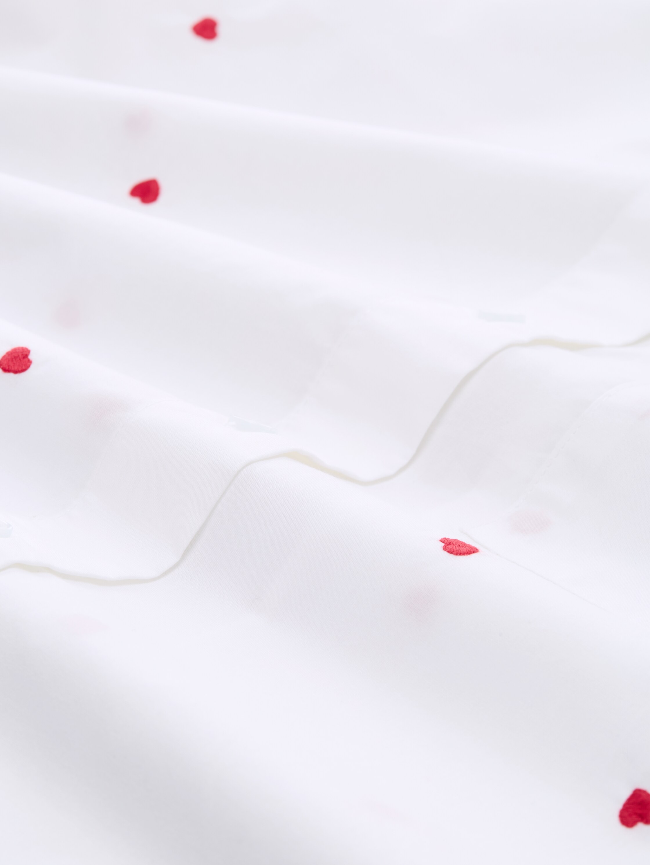 Boxy Fit Hemdbluse mit Herz-Stickerei - white red heart embroidery - Material-Ansicht