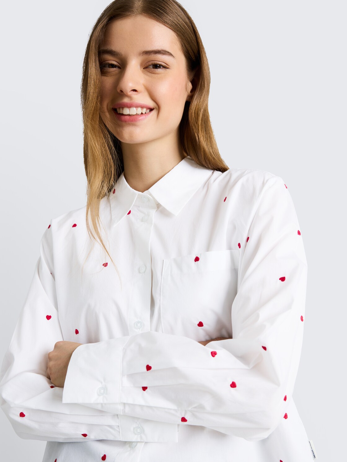 Boxy Fit Hemdbluse mit Stickereien - white red heart embroidery - Detail-Model-Ansicht