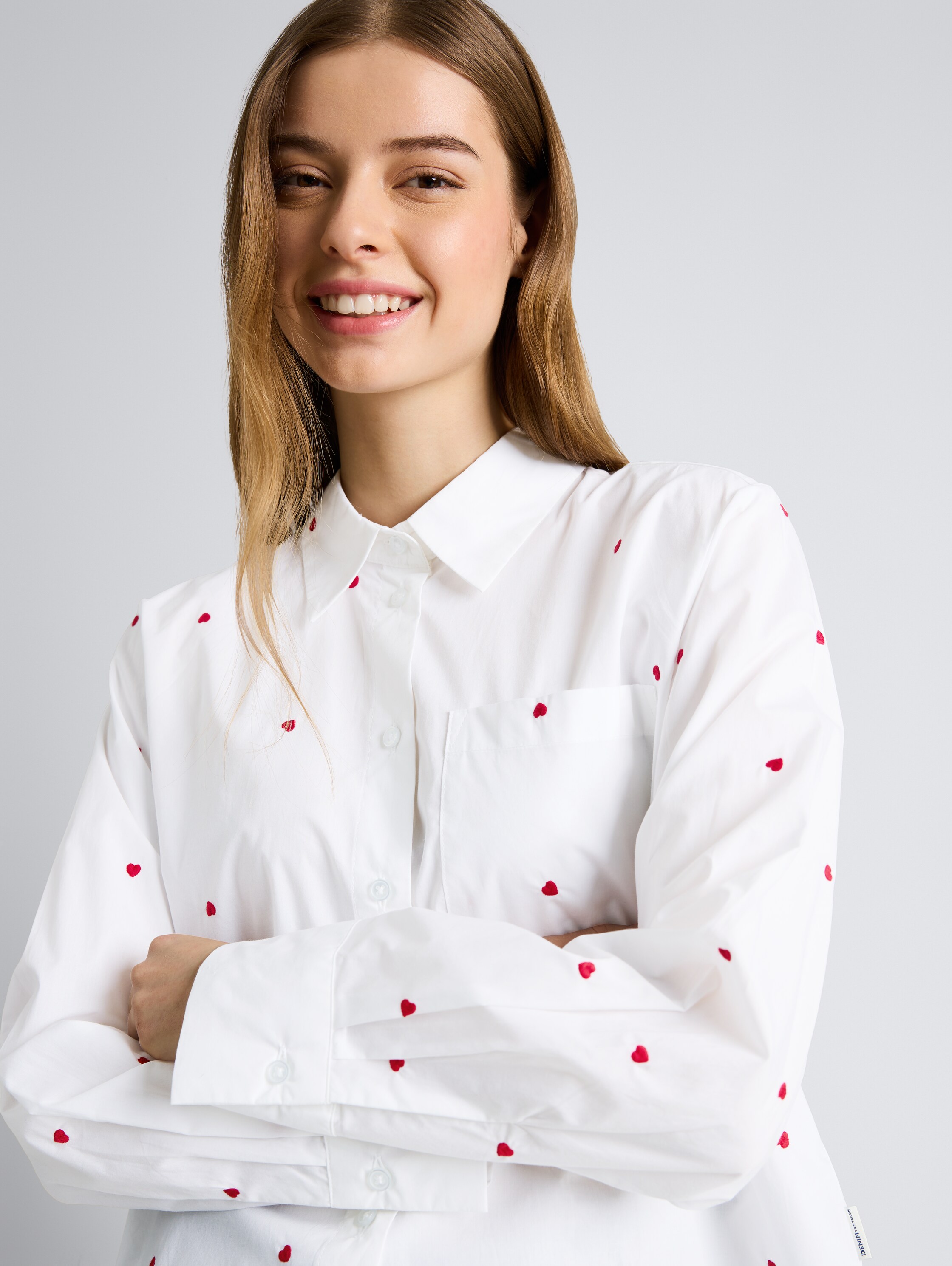 Boxy Fit Hemdbluse mit Herz-Stickerei - white red heart embroidery - Detail-Model-Ansicht