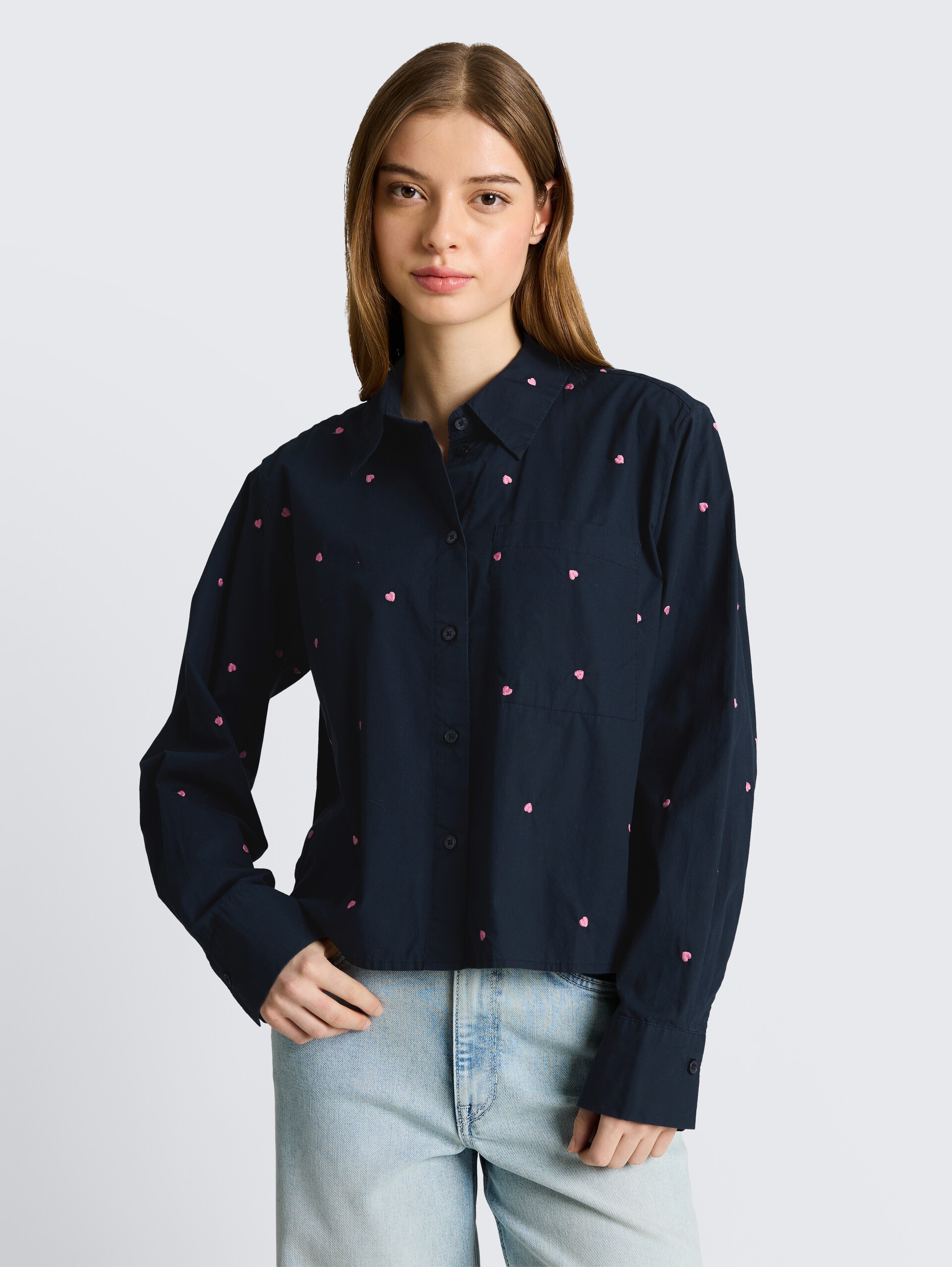 Boxy Fit Hemdbluse mit Stickereien - navy pink heart embroidery - Ausschnitt Model-Vorderansicht