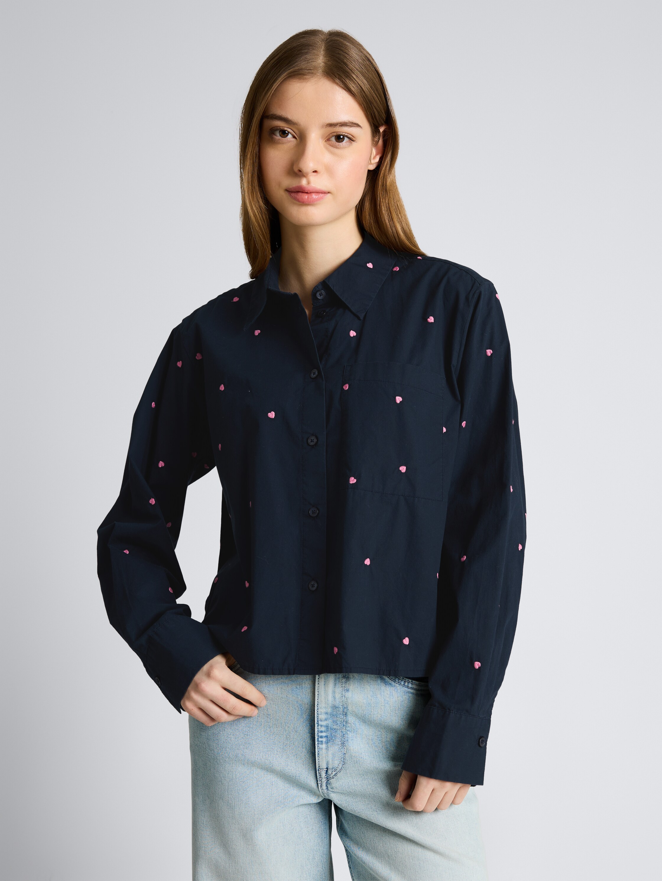 Boxy fit overhemdblouse met hartjesborduursel - navy pink heart embroidery - Nek model vooraanzicht