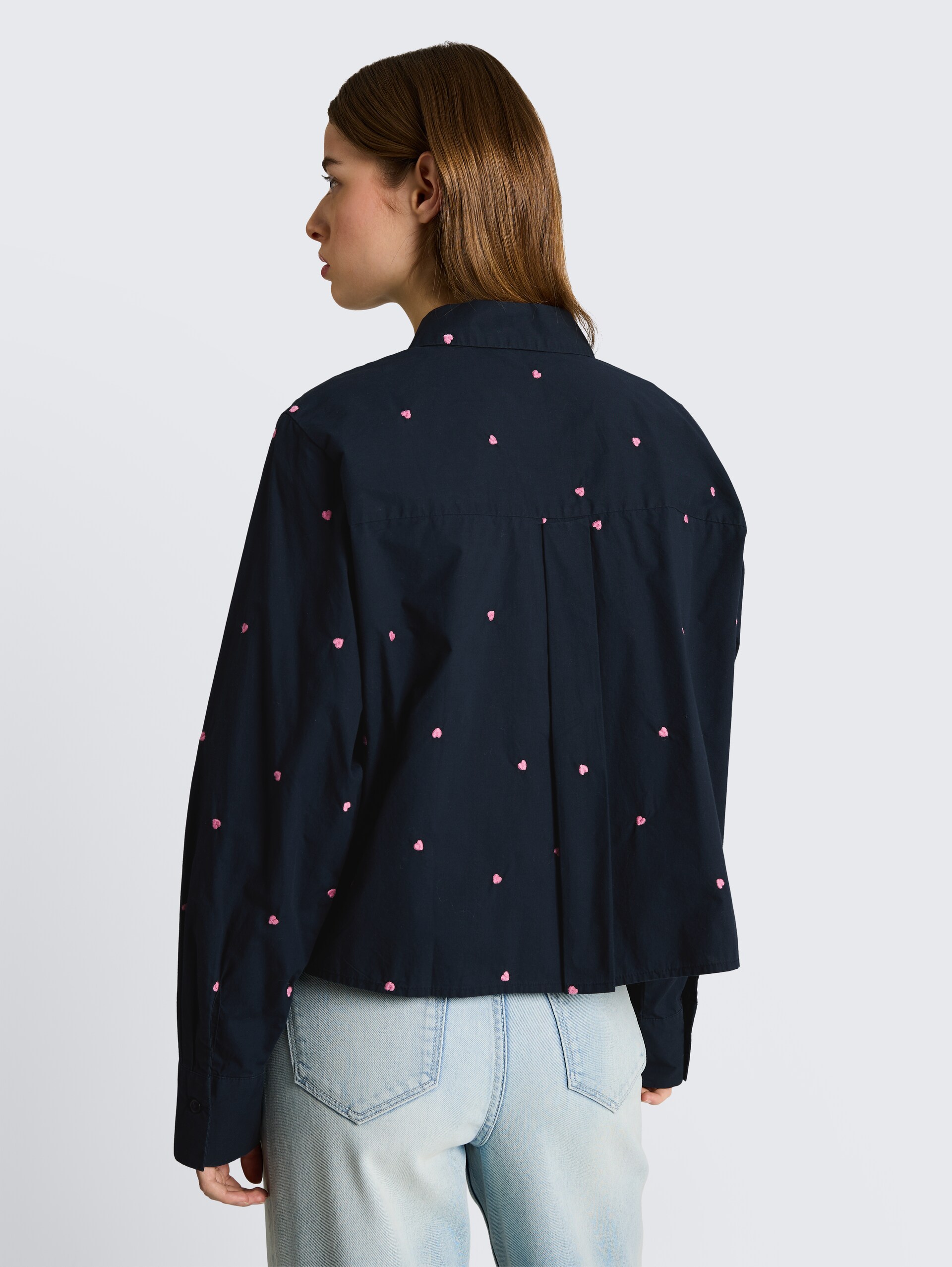 Boxy Fit Hemdbluse mit Stickereien - navy pink heart embroidery - Auschnitt Model-Rückansicht