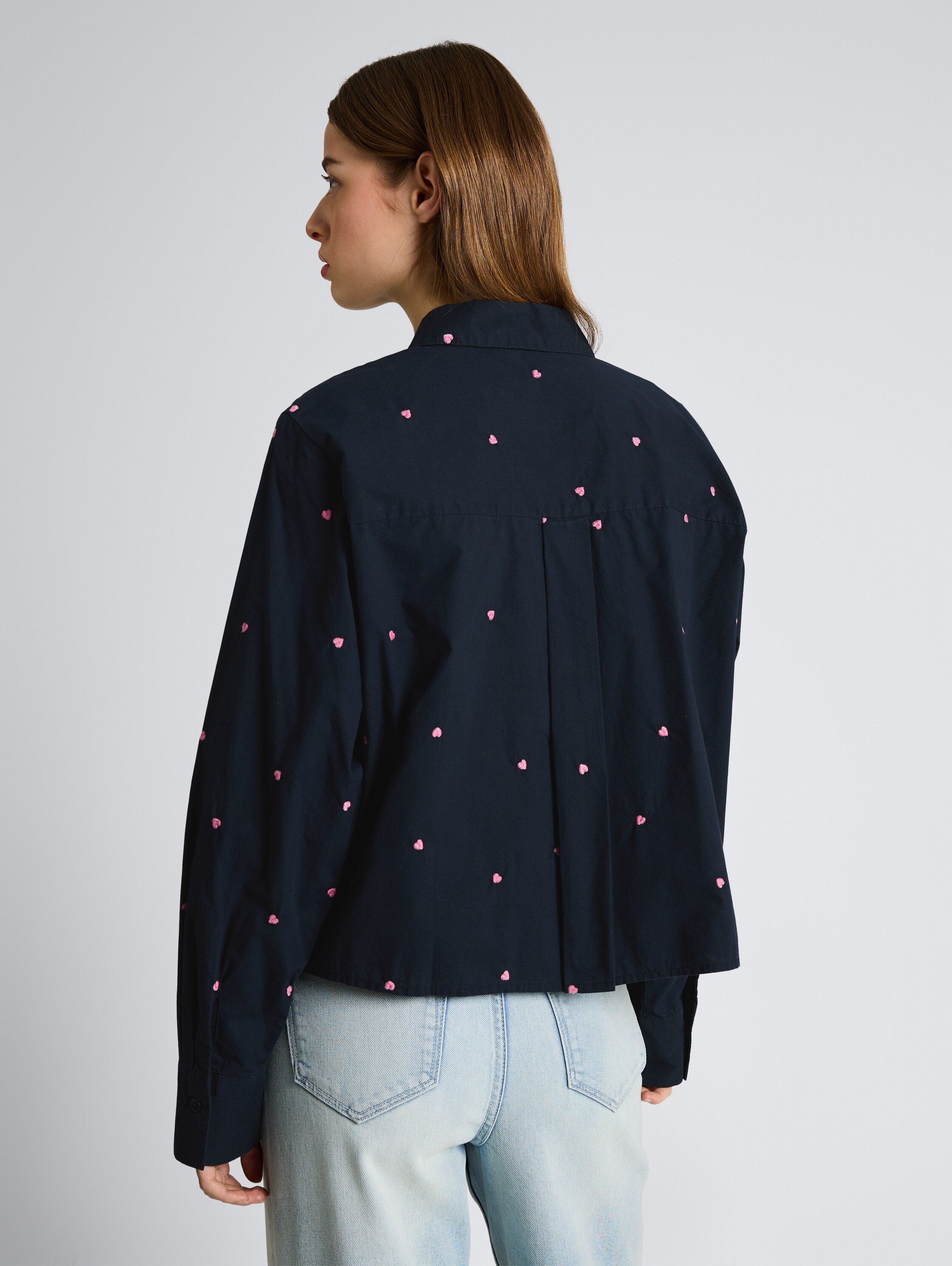 Boxy fit overhemdblouse met hartjesborduursel - navy pink heart embroidery - Neklijn model-achteraanzicht