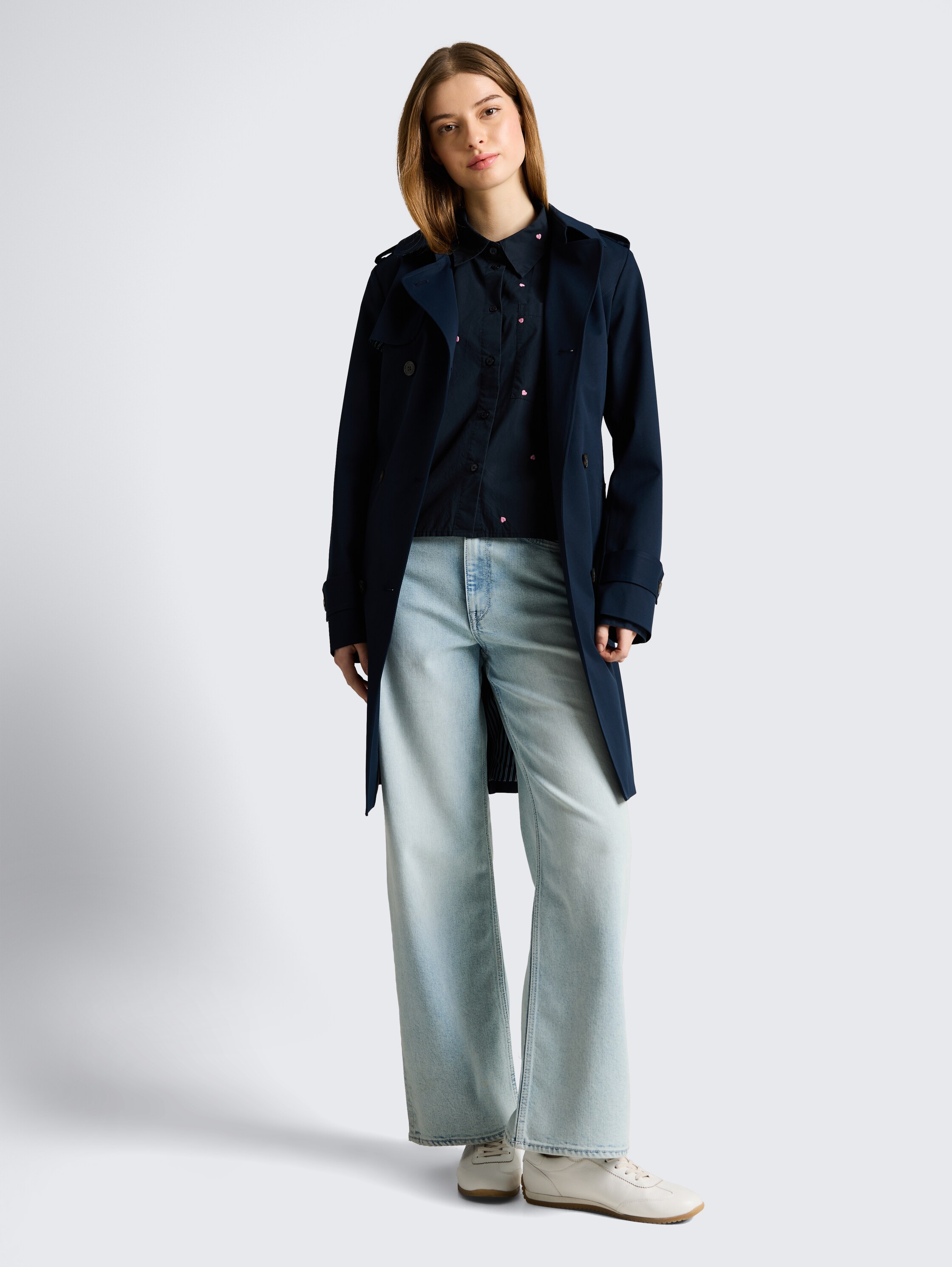 Boxy fit overhemdblouse met hartjesborduursel - navy pink heart embroidery - Model vooraanzicht