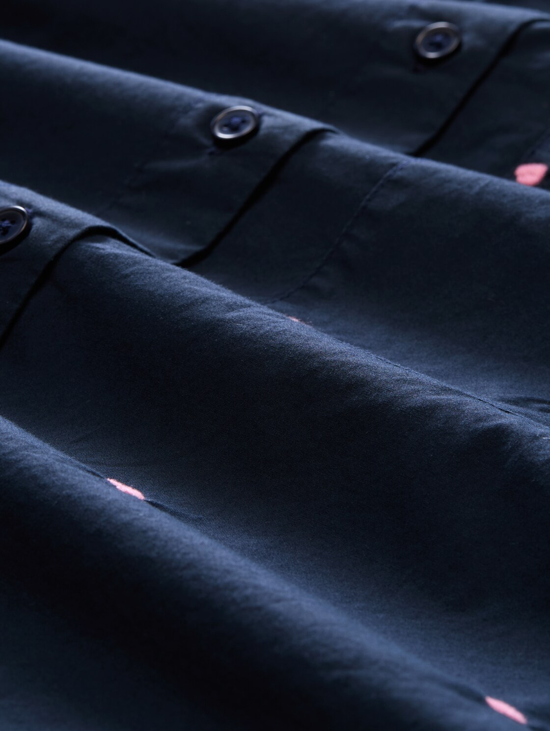 Boxy Fit Hemdbluse mit Stickereien - navy pink heart embroidery - Material-Ansicht