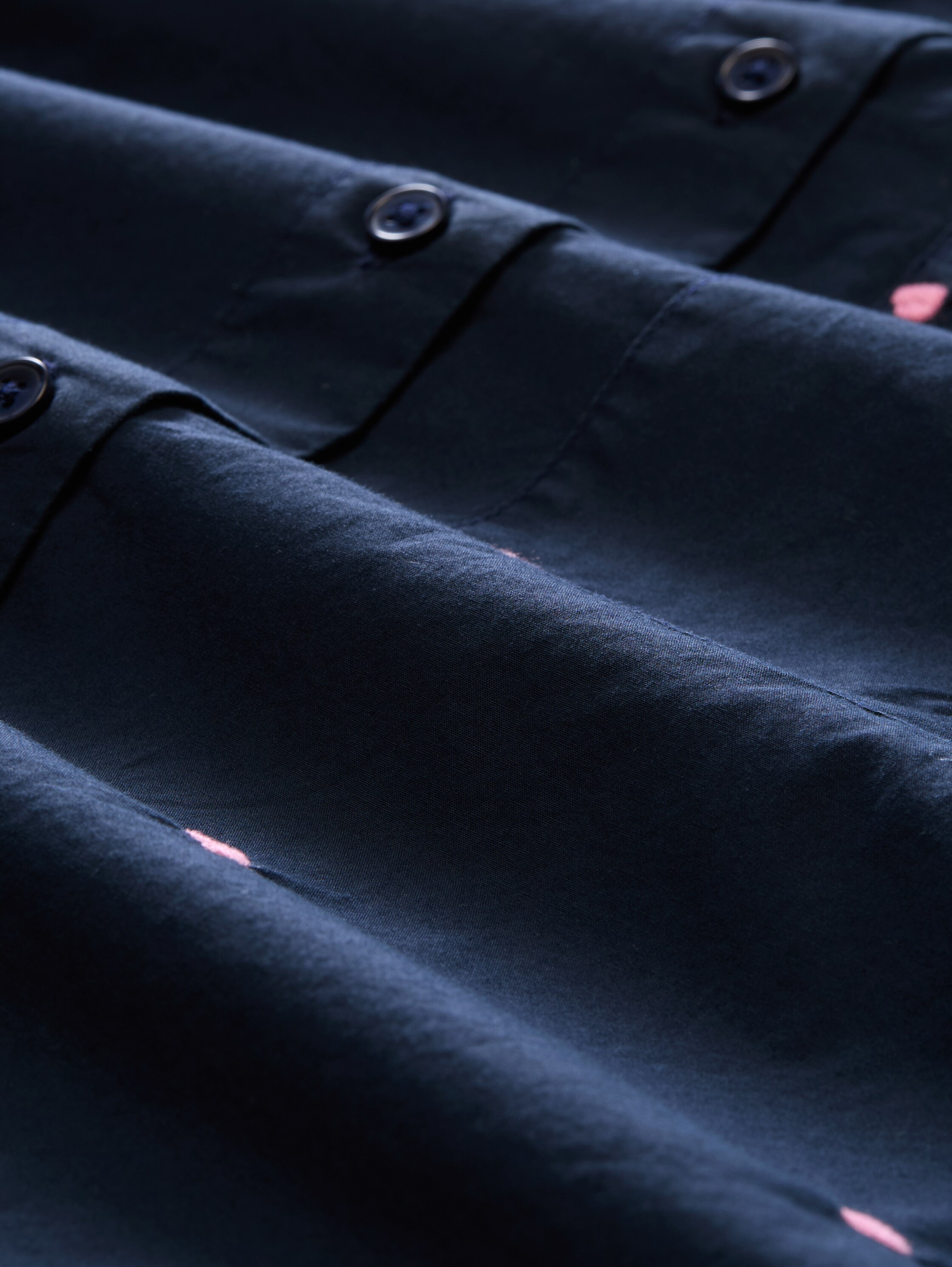 Boxy fit overhemdblouse met hartjesborduursel - navy pink heart embroidery - Materiaalweergave