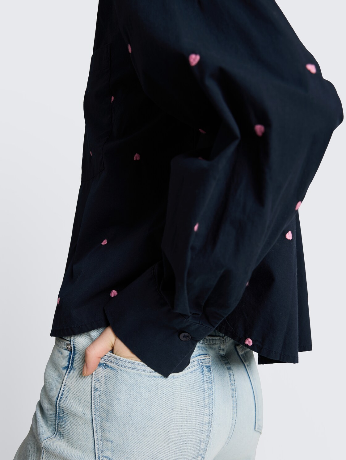 Boxy Fit Hemdbluse mit Stickereien - navy pink heart embroidery - Detail-Model-Ansicht