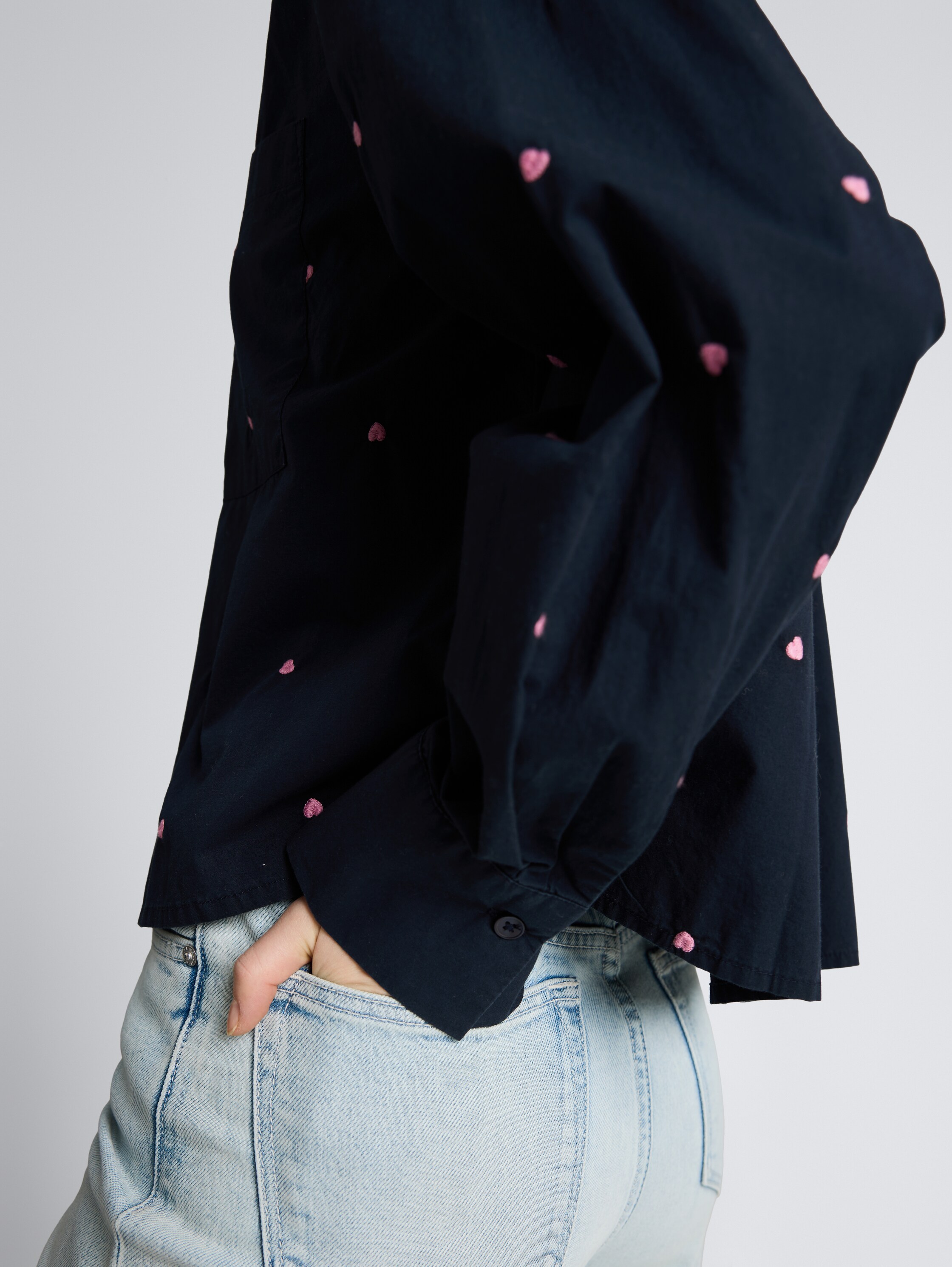 Boxy fit overhemdblouse met hartjesborduursel - navy pink heart embroidery - Detailaanzicht model